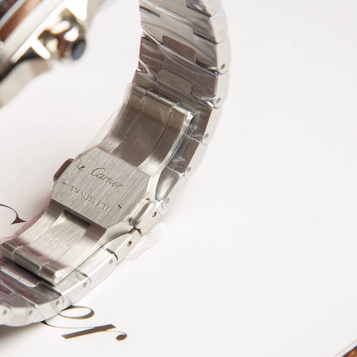 【High-end replica】💰1300! 【Customized all-in-one machine】💰1900! 【Top Replica】💰Private chat! The Cartier Santos de Cartier watch can be said to be the world's first real watch. It has a history of a hundred years. In 1904, Cartier launched a watch that could be worn on the wrist and named it after his close friend Santos. This is the origin of the Santos watch. The so-called "watches" at that time were just some "expedient" watches, which were pocket watches tied to the wrist, with the crown still at 12 o'clock! Santos' pioneering design places the crown at 3 o'clock and inlays a natural spinel on the crown. The blue light has captured the hearts of countless consumers to this day. What I bring to you today is the latest upgraded model of Santos in 2018. It has a new technology upgraded quick-release device. You can remove and remove the strap with just a tap of your hands without any tools. The patented technology is unique, 40mm watch diameter, equipped with original SW200 movement, sapphire glass, 100m waterproof, and shipped with the latest black box from the counter! Great gift for personal use