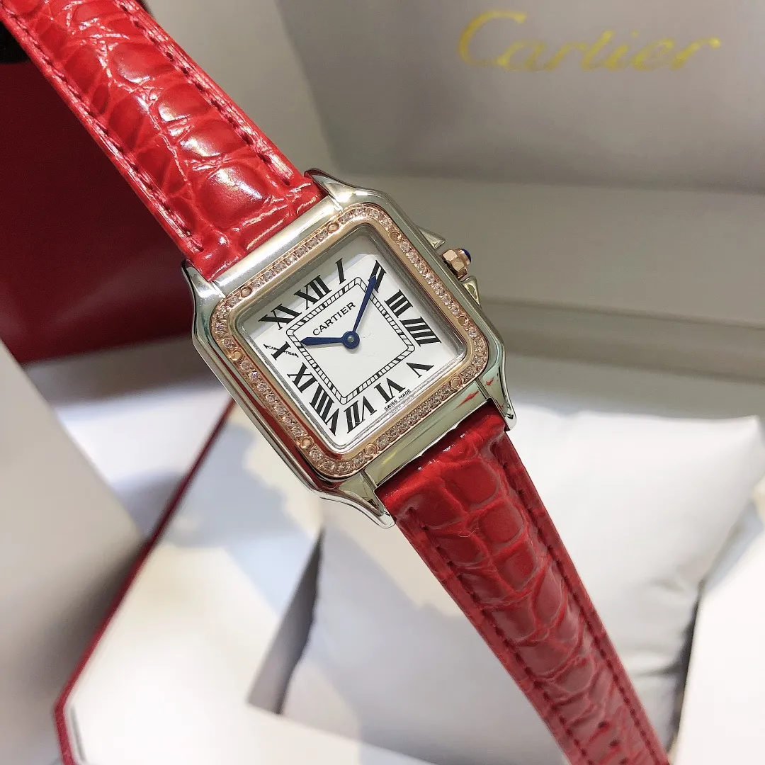 【High-end replica】💰1240! Cartier Panthère de Cartier cheetah watch, gorgeous and unruly, is the aesthetic style conveyed by Panthère de Cartier cheetah. Its lines are smooth, charming, soft and docile on the wrist, as if dancing on the skin. The unique shape highlights a mature, elegant, confident and attractive female image. The case is one-piece, 27mm medium size, equipped with original Swiss quartz movement, 316L stainless steel case, American high-gloss alligator leather strap, crown inlaid with a synthetic blue spinel, silver-plated dial, sword-shaped blue steel hands, 100% waterproof "MX real shot"