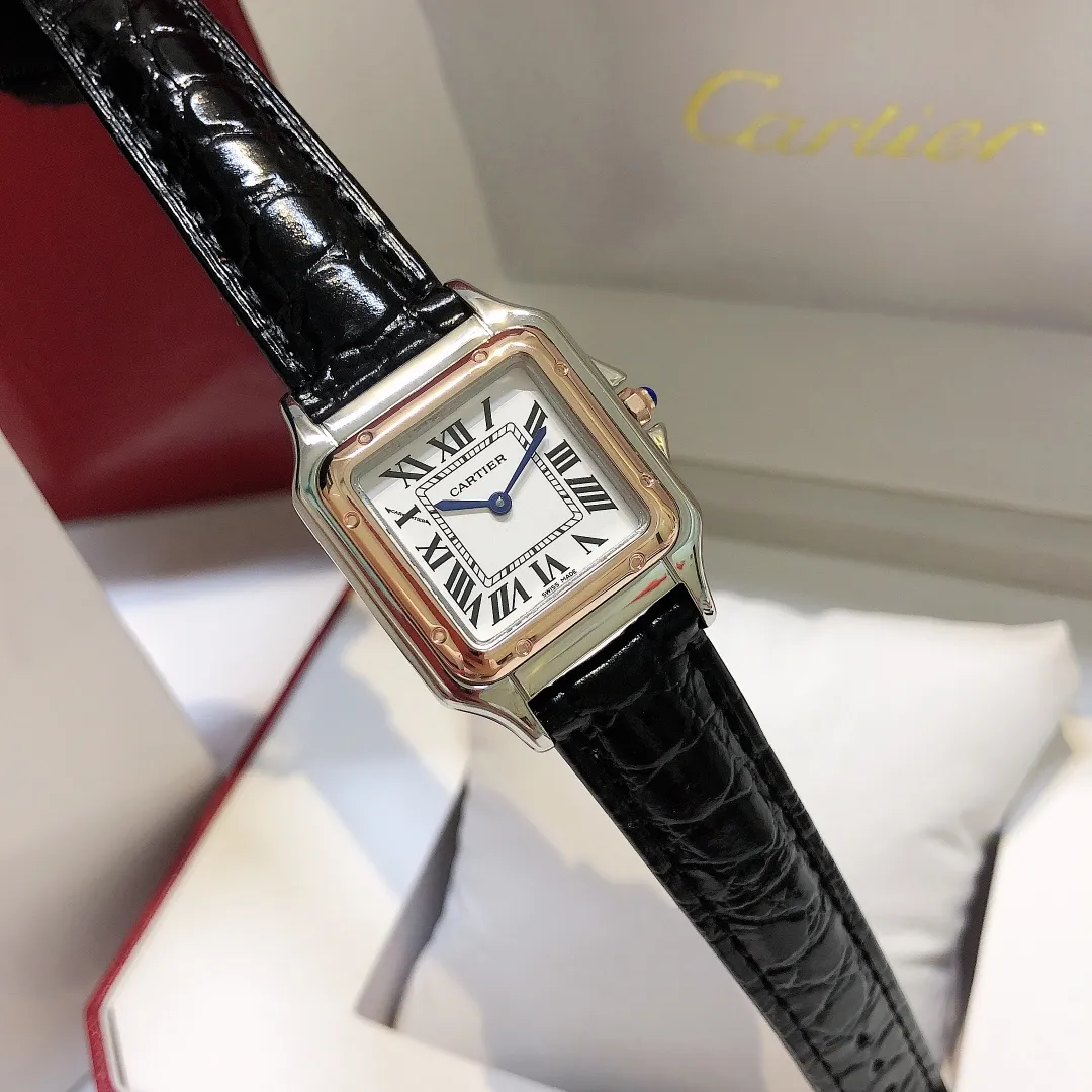 【High-end replica】💰1240! Cartier Panthère de Cartier cheetah watch, gorgeous and unruly, is the aesthetic style conveyed by Panthère de Cartier cheetah. Its lines are smooth, charming, soft and docile on the wrist, as if dancing on the skin. The unique shape highlights a mature, elegant, confident and attractive female image. The case is one-piece, 27mm medium size, equipped with original Swiss quartz movement, 316L stainless steel case, American high-gloss alligator leather strap, crown inlaid with a synthetic blue spinel, silver-plated dial, sword-shaped blue steel hands, 100% waterproof "MX real shot"