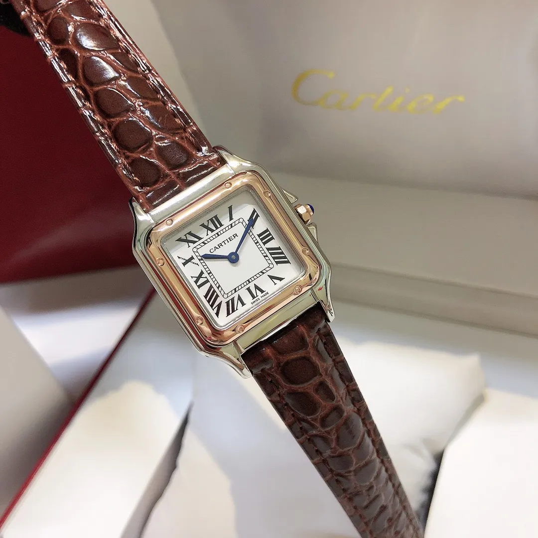 【High-end replica】💰1240! Cartier Panthère de Cartier cheetah watch, gorgeous and unruly, is the aesthetic style conveyed by Panthère de Cartier cheetah. Its lines are smooth, charming, soft and docile on the wrist, as if dancing on the skin. The unique shape highlights a mature, elegant, confident and attractive female image. The case is one-piece, 27mm medium size, equipped with original Swiss quartz movement, 316L stainless steel case, American high-gloss alligator leather strap, crown inlaid with a synthetic blue spinel, silver-plated dial, sword-shaped blue steel hands, 100% waterproof "MX real shot"
