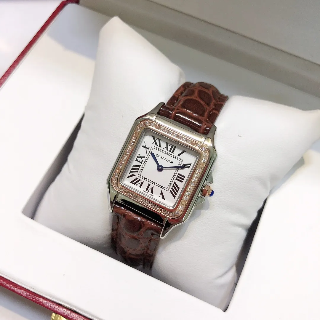 【High-end replica】💰1240! Cartier Panthère de Cartier cheetah watch, gorgeous and unruly, is the aesthetic style conveyed by Panthère de Cartier cheetah. Its lines are smooth, charming, soft and docile on the wrist, as if dancing on the skin. The unique shape highlights a mature, elegant, confident and attractive female image. The case is one-piece, 27mm medium size, equipped with original Swiss quartz movement, 316L stainless steel case, American high-gloss alligator leather strap, crown inlaid with a synthetic blue spinel, silver-plated dial, sword-shaped blue steel hands, 100% waterproof "MX real shot"