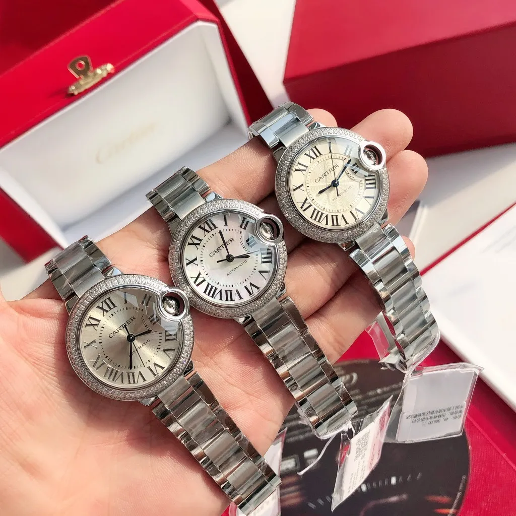【Customized all-in-one machine】💰2760! 【Top Replica】💰3700! Cartier 33mm blue balloon arrives! The exclusive quality of the classic blue balloon, a must-have model for goddesses. Highlight 1: The case is slender, the body has beautiful curvature, the lines are clear and full, the crown is in the middle, and the thickness of the body is only 10.8mm [strong] Highlight 2: The color of the crown appears sapphire blue under natural light and ruby red under the luminous pen. This technology is first used in the Citizen movement version [strong] Highlight 3: Same core as the big manufacturer, equipped with high-end women's mechanical movement Seiko NH05. This movement is widely used in women's models from big manufacturers, with excellent performance [strong] Highlight 4: Sapphire mirror, five-layer fisheye sapphire glass mirror, gracefully positioned crescent edge on the head, the slope and curvature are consistent with the original [strong] Highlight 5: Steel-band oscillating screws, using synchronous technology from big manufacturers, order original synchronous oscillating screws at a high price [strong] Based on the above-mentioned details, the overall shell shape and appearance lines are exquisite, with a high degree of integration and a number of high-end craftsmanship integrated into one, making it attractive for those who prefer low-cost products [Seduce]