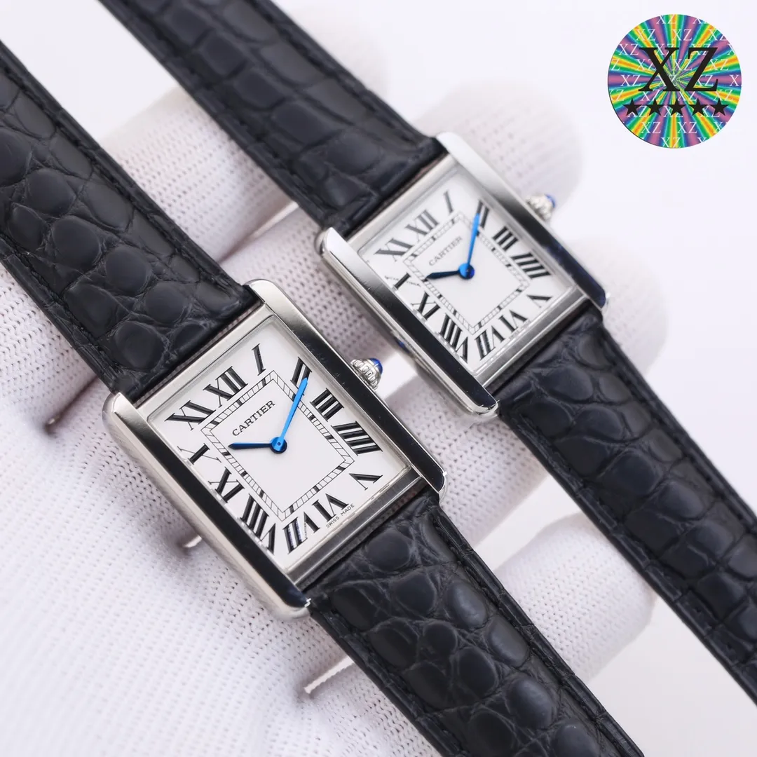 【Top Replica】💰2760! Cartier Tank [Litchi Grain Cowhide] Quick-release raw ear original cowhide, following the previous re-engraving plan. Use original parts and assemble them to create a unique clone that can compete with the original product. TANK-SOLO invites all watch friends to appreciate it. [Case] ​​The square case contains the universe. It is very difficult to alternate between rounded corners and right angles in order to pursue the perfect effect. Every finished product reflects the watchmaker’s patience and perseverance in striving for excellence. [Wonderful details] The bullet-shaped spinel, silver-plated pearlescent dial and blued hands are all supplied by the original parts factory. Combined with other accessories, the degree of simulation is unparalleled. [Strap] The same as the original factory, maintaining the choice of two straps - 1. Mississippi alligator leather 2. Aishi style TOGO leather. The former has extraordinary texture and the latter is comfortable to wear. Small size 31mm✖️24mm. Thickness 5.55! Medium size 35mm✖️27mm. Thickness 5.55! Real shots of shipment. Factory quality! Welcome to reprint!