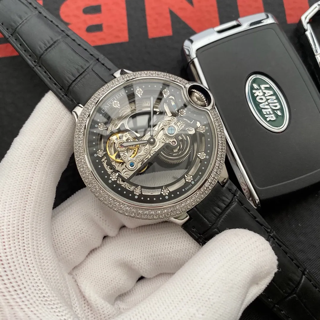[Foreign trade import]💰1720 Cartier🔥Latest design🔥Fully hollow new product🎈🎈 [Type]: Fine men's watch [Strap]: Genuine leather strap [Movement]: Top fully automatic mechanical movement [Mirror]: Mineral strengthened glass (higher definition) Elegant taste Vast and majestic Ingenuity Wrist treasure Size: 43mm in diameter and 12mm in thickness Hot sale on the market! Welcome to reprint!