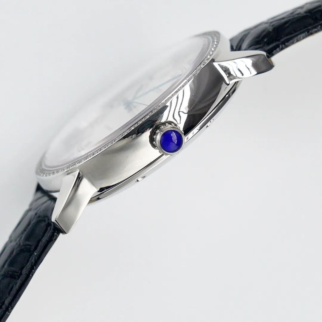 【Top replica】💰2900! Cartier London's new work at the Basel Fair CARTIER London starry SOLO series men's model, genuine open mold, 1, [Case] ​​316 stainless steel, CNC deep processing handle inlaid with the same white spinel as the genuine product, Mohs hardness reaches level 9, equipped with a sapphire scratch-resistant mirror! 2. [Inlay] The bezel is made of imported Czech diamonds, with top cutting technology, uniform size, and perfect hand-made inlay. 3. [Size] The size of 42mm*9mm is not only exquisite and elegant, but also practical, suitable for various clothing occasions. 4. [Movement] Using Swiss 2836 movement, original sealed bottom cover! Good stability! 5. [Strap] Paired with original imported Italian crocodile leather pattern 6. [Details] The three-pin model uses the same easy-to-use one-button ear-opening function as the original! This is the darling of the luxury trend. It is a watch worthy of collection by men. You must look for the original grilled steel blue hands of this top version and the engraved code under the independent balance wheel!