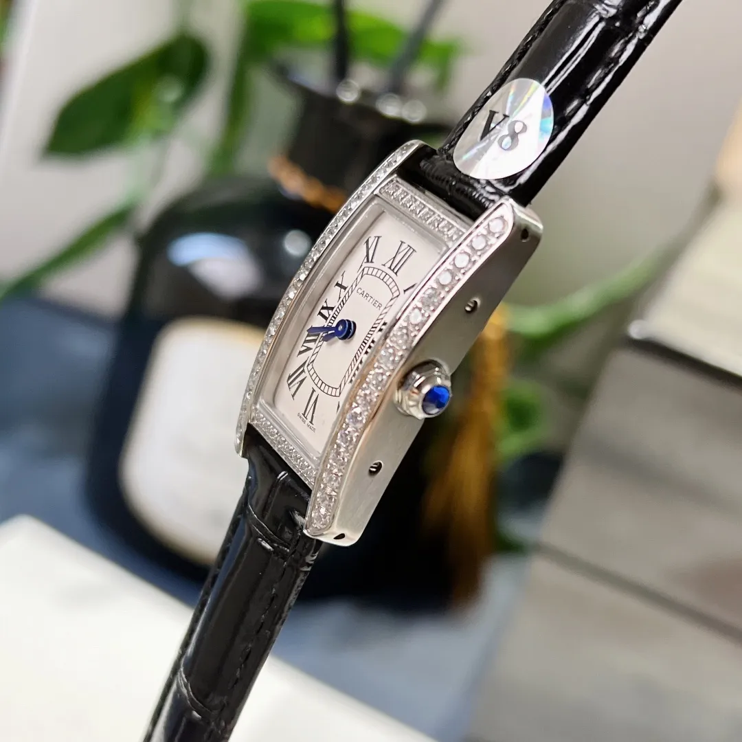 【High-end replica】💰1240! Taiwan factory Cartier Tank series-💗Cartier Tank Américaine watch, small model, three sizes in one. It adopts sapphire crystal mirror and Swiss quartz movement. Original open mold, stainless steel case, octagonal crown, set with a synthetic blue spinel, silver-plated dial, sword-shaped blue steel hands, with original smooth folding clasp, made of imported multi-color pebbled calfskin. The large and elegant watch is favored by experts. Case dimensions: 34.80 x 19.00 mm.