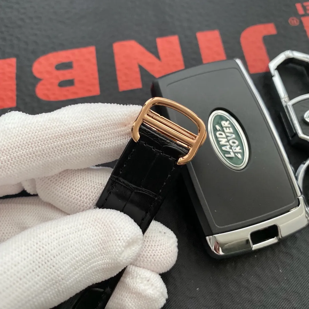 [Foreign trade import]💰1280 Cartier🔥A must-have for warm men🔥Exclusive first launch🔥 [Type]: Fine men's watch [Strap]: Genuine cowhide strap [Movement]: High-end fully automatic mechanical movement [Mirror]: Mineral-strengthened glass (higher definition) Elegant taste Vast and majestic Ingenuity A treasure for the wrist Size: 41mm in diameter and 12mm thick Hot on the market! Welcome to reprint!