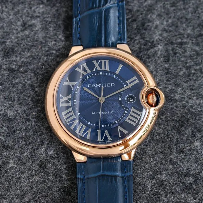 The 42 size upgraded version of the Taiwan factory is equipped with 2824 Ruijie, 1, dark yellow lettering, 2 baked blue hands, 3 original sand buckle, 4 centered handle, 5, obvious crescent. This series of watches is famous for its delicate style and elegant style in the Cartier watchmaking industry. Of course, this watch must have such characteristics. The color of the stainless steel case makes the watch as light as a balloon, and the blue crown seems to have disobediently deviated from the original planned trajectory, like a playful couple. The Roman numeral hour markers look retro and deep on the dial, decorated with guilloche patterns and sword-shaped hands. The entire watch gives people a delicate and considerate feel. Isn’t that what couples need? Waterdrop (fish eye bubble) sapphire glass mirror. Highly waterproof. Curved handle shape.
