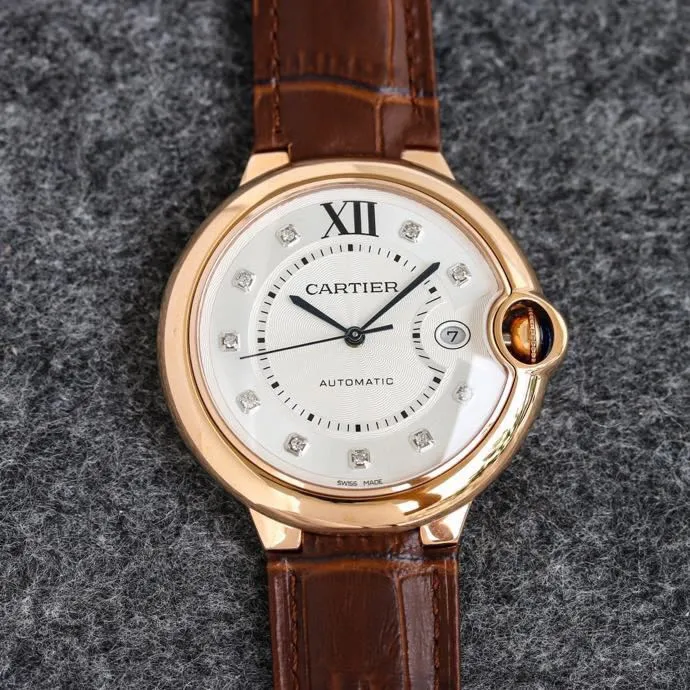 The 42 size upgraded version of the Taiwan factory is equipped with 2824 Ruijie, 1, dark yellow lettering, 2 baked blue hands, 3 original sand buckle, 4 centered handle, 5, obvious crescent. This series of watches is famous for its delicate style and elegant style in the Cartier watchmaking industry. Of course, this watch must have such characteristics. The color of the stainless steel case makes the watch as light as a balloon, and the blue crown seems to have disobediently deviated from the original planned trajectory, like a playful couple. The Roman numeral hour markers look retro and deep on the dial, decorated with guilloche patterns and sword-shaped hands. The entire watch gives people a delicate and considerate feel. Isn’t that what couples need? Waterdrop (fish eye bubble) sapphire glass mirror. Highly waterproof. Curved handle shape.