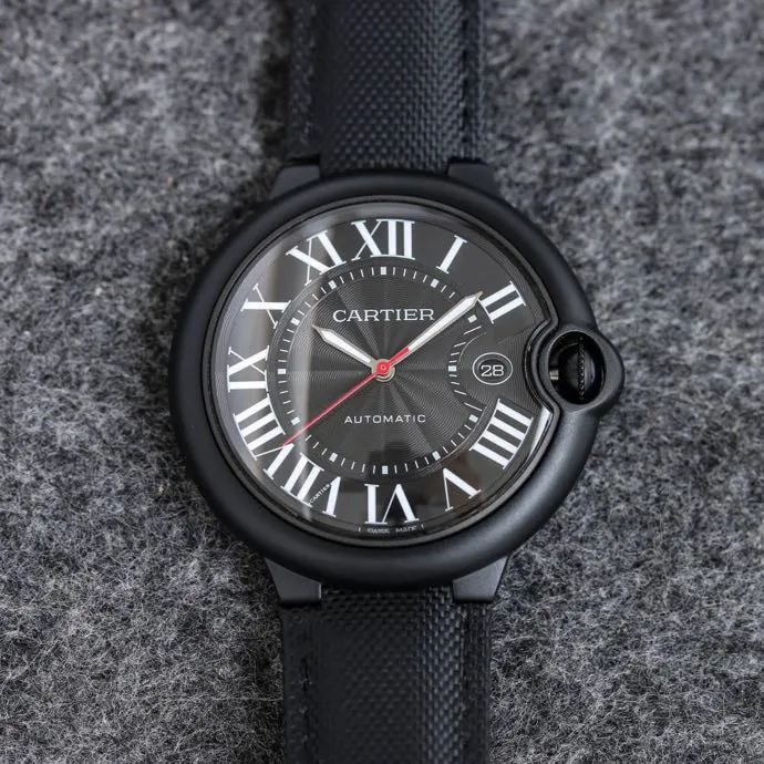 The 42 size upgraded version of the Taiwan factory is equipped with 2824 Ruijie, 1, dark yellow lettering, 2 baked blue hands, 3 original sand buckle, 4 centered handle, 5, obvious crescent. This series of watches is famous for its delicate style and elegant style in the Cartier watchmaking industry. Of course, this watch must have such characteristics. The color of the stainless steel case makes the watch as light as a balloon, and the blue crown seems to have disobediently deviated from the original planned trajectory, like a playful couple. The Roman numeral hour markers look retro and deep on the dial, decorated with guilloche patterns and sword-shaped hands. The entire watch gives people a delicate and considerate feel. Isn’t that what couples need? Waterdrop (fish eye bubble) sapphire glass mirror. Highly waterproof. Curved handle shape.