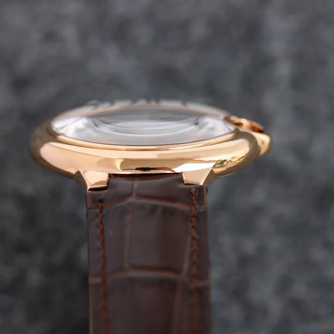 The 42 size upgraded version of the Taiwan factory is equipped with 2824 Ruijie, 1, dark yellow lettering, 2 baked blue hands, 3 original sand buckle, 4 centered handle, 5, obvious crescent. This series of watches is famous for its delicate style and elegant style in the Cartier watchmaking industry. Of course, this watch must have such characteristics. The color of the stainless steel case makes the watch as light as a balloon, and the blue crown seems to have disobediently deviated from the original planned trajectory, like a playful couple. The Roman numeral hour markers look retro and deep on the dial, decorated with guilloche patterns and sword-shaped hands. The entire watch gives people a delicate and considerate feel. Isn’t that what couples need? Waterdrop (fish eye bubble) sapphire glass mirror. Highly waterproof. Curved handle shape.