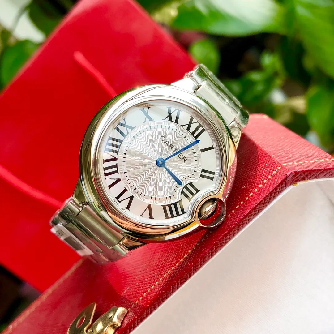【High-end replica】💰1720! Cartier classic ladies blue balloon series quartz watch! The very highest version on the market! Produced by a major Taiwanese manufacturer! Imported Swiss quartz movement! Stainless steel strap! Sapphire 👀 glass mirror! Dial 28mm/33mm/36mm is exquisite and fashionable! So feminine! The watch is perfectly made! Getting your watch in and out of the counter is stress-free! Comes with full counter packaging! Deeply waterproof! Don’t talk too much! Just go to the picture! !
