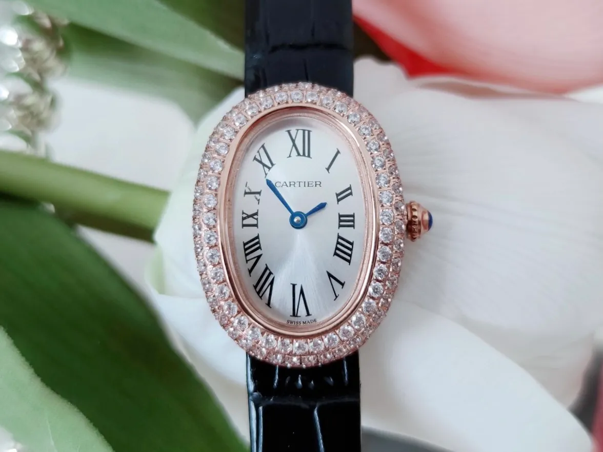 【High-end replica】💰1720! Cartier-Cartier’s latest classic! Baignoire bathtub series watches, with perfect oval lines and elegant and delicate appearance, Baignoire watches show young modern women the brand's classic style, which perfectly combines gentleness, softness and extremely rigorous characteristics. Women's dreams and elegant temperament merge the different marks of the brand again, with straight Roman numeral decoration, fleeting lines, a scale track composed of dots, and pavé diamonds emitting dazzling light. The new series can highlight excellent details and exude delicate and charming charm. Baignoire bathtub series watch, small model, uses imported Swiss quartz movement. Set with a sapphire cabochon. Silver-plated dial, sword-shaped blue steel hands, domed crystal mirror, original pin buckle, with multi-color calfskin. Case size: 32x26mm.