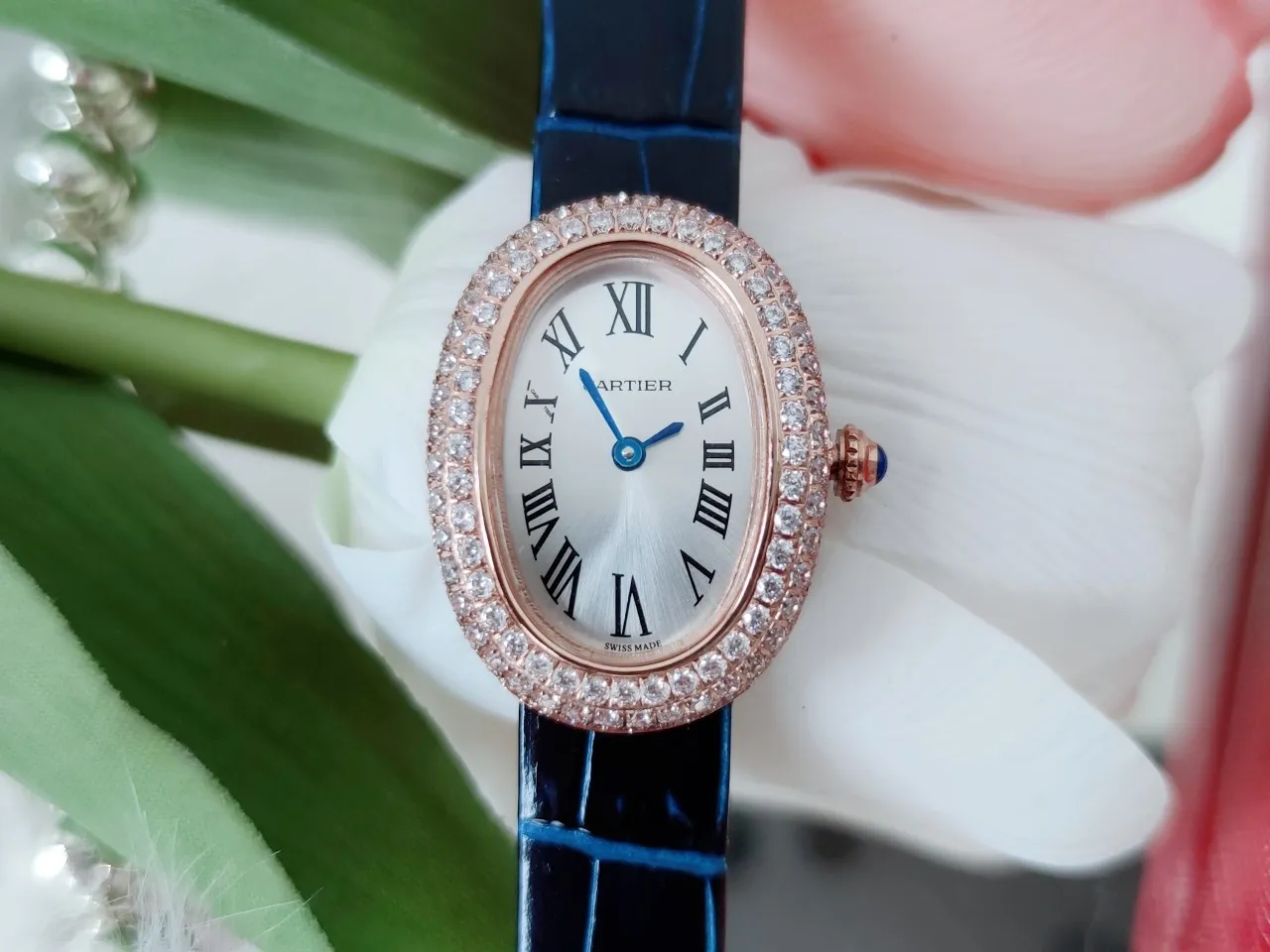 【High-end replica】💰1720! Cartier-Cartier’s latest classic! Baignoire bathtub series watches, with perfect oval lines and elegant and delicate appearance, Baignoire watches show young modern women the brand's classic style, which perfectly combines gentleness, softness and extremely rigorous characteristics. Women's dreams and elegant temperament merge the different marks of the brand again, with straight Roman numeral decoration, fleeting lines, a scale track composed of dots, and pavé diamonds emitting dazzling light. The new series can highlight excellent details and exude delicate and charming charm. Baignoire bathtub series watch, small model, uses imported Swiss quartz movement. Set with a sapphire cabochon. Silver-plated dial, sword-shaped blue steel hands, domed crystal mirror, original pin buckle, with multi-color calfskin. Case size: 32x26mm.