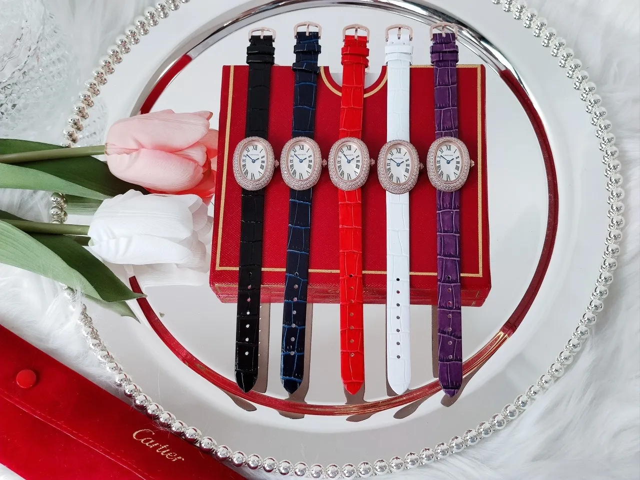 【High-end replica】💰1720! Cartier-Cartier’s latest classic! Baignoire bathtub series watches, with perfect oval lines and elegant and delicate appearance, Baignoire watches show young modern women the brand's classic style, which perfectly combines gentleness, softness and extremely rigorous characteristics. Women's dreams and elegant temperament merge the different marks of the brand again, with straight Roman numeral decoration, fleeting lines, a scale track composed of dots, and pavé diamonds emitting dazzling light. The new series can highlight excellent details and exude delicate and charming charm. Baignoire bathtub series watch, small model, uses imported Swiss quartz movement. Set with a sapphire cabochon. Silver-plated dial, sword-shaped blue steel hands, domed crystal mirror, original pin buckle, with multi-color calfskin. Case size: 32x26mm.