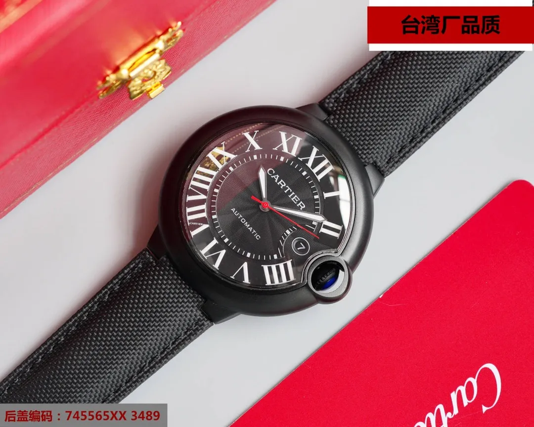 【Top replica】💰2400! Taiwan factory blue balloon V12 version, 42 size 8215 Japanese machine, (look for the bottom cover code 745565xx3489), this series of watches is famous for its delicate style and elegant style in the Cartier watchmaking industry. Of course, this watch must have such characteristics. The color of the stainless steel case makes the watch as light as a balloon, and the blue crown seems to have disobediently deviated from the original planned trajectory, like a playful couple. The Roman numerals on the dial look retro and deep, decorated with guilloche patterns and sword-shaped hands. The entire watch gives people a delicate and considerate feel. Isn’t this what couples need? Built-in: Japan's Citizen fully automatic machine, also with Swiss quartz, water drop (fish eye bubble) sapphire glass mirror, highly waterproof, burnt steel blue pointer color, curvature shape of the crown