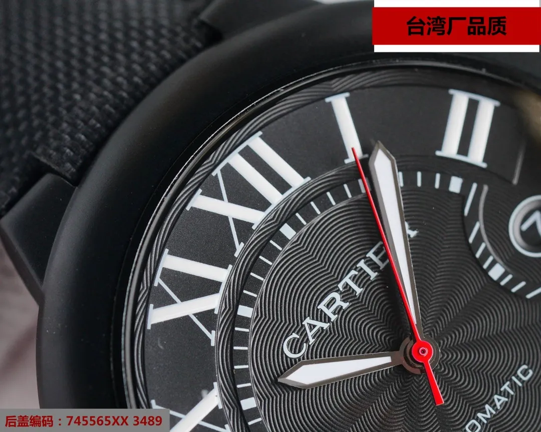 【Top replica】💰2400! Taiwan factory blue balloon V12 version, 42 size 8215 Japanese machine, (look for the bottom cover code 745565xx3489), this series of watches is famous for its delicate style and elegant style in the Cartier watchmaking industry. Of course, this watch must have such characteristics. The color of the stainless steel case makes the watch as light as a balloon, and the blue crown seems to have disobediently deviated from the original planned trajectory, like a playful couple. The Roman numerals on the dial look retro and deep, decorated with guilloche patterns and sword-shaped hands. The entire watch gives people a delicate and considerate feel. Isn’t this what couples need? Built-in: Japan's Citizen fully automatic machine, also with Swiss quartz, water drop (fish eye bubble) sapphire glass mirror, highly waterproof, burnt steel blue pointer color, curvature shape of the crown