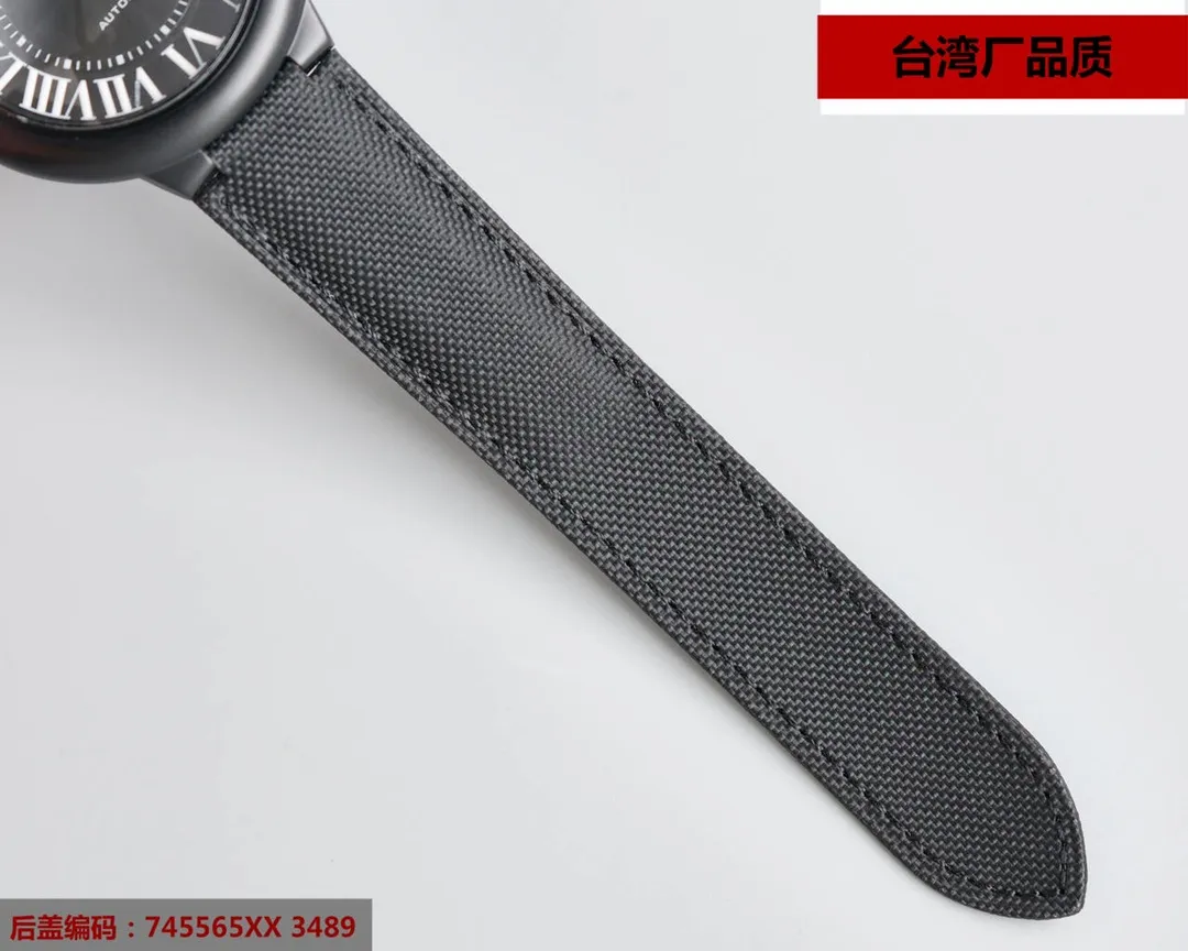 【Top replica】💰2400! Taiwan factory blue balloon V12 version, 42 size 8215 Japanese machine, (look for the bottom cover code 745565xx3489), this series of watches is famous for its delicate style and elegant style in the Cartier watchmaking industry. Of course, this watch must have such characteristics. The color of the stainless steel case makes the watch as light as a balloon, and the blue crown seems to have disobediently deviated from the original planned trajectory, like a playful couple. The Roman numerals on the dial look retro and deep, decorated with guilloche patterns and sword-shaped hands. The entire watch gives people a delicate and considerate feel. Isn’t this what couples need? Built-in: Japan's Citizen fully automatic machine, also with Swiss quartz, water drop (fish eye bubble) sapphire glass mirror, highly waterproof, burnt steel blue pointer color, curvature shape of the crown