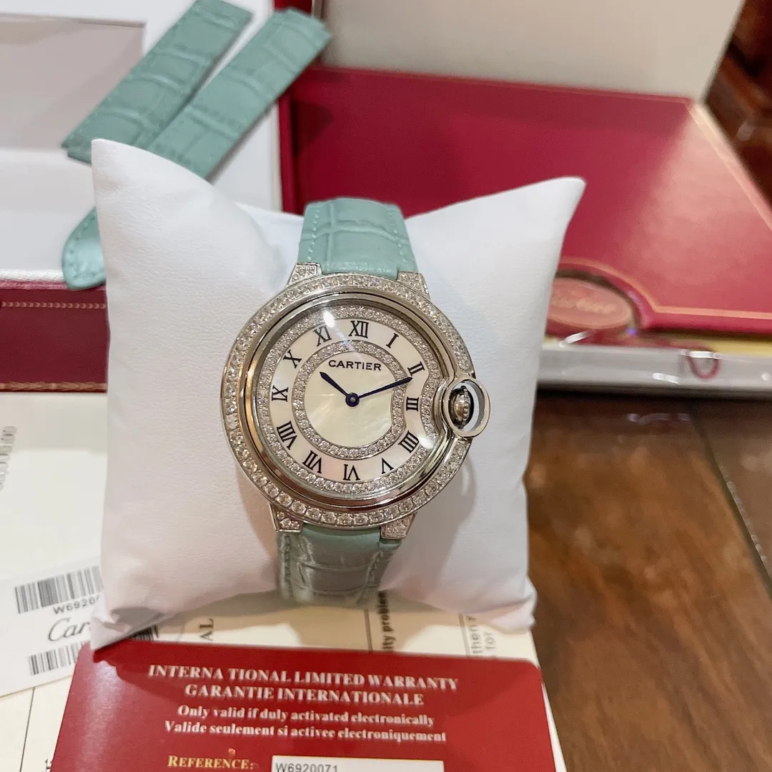 【Purchasing quality】💰1720! Actual shot of Cartier women's watch in spring and summer ice 🧊 new blue color, perfect healing color/very spring and summer color ✨ Bamboo pattern calfskin, not too small and fresh, the key is to be super high-end ❗️ with hand-inlaid diamond face, sun, moon and stars 🌃 The dial is super luxurious, the real thing is super beautiful 💋Swiss quartz, size 36mm, highly recommended to buy! Look for exclusive high quality.