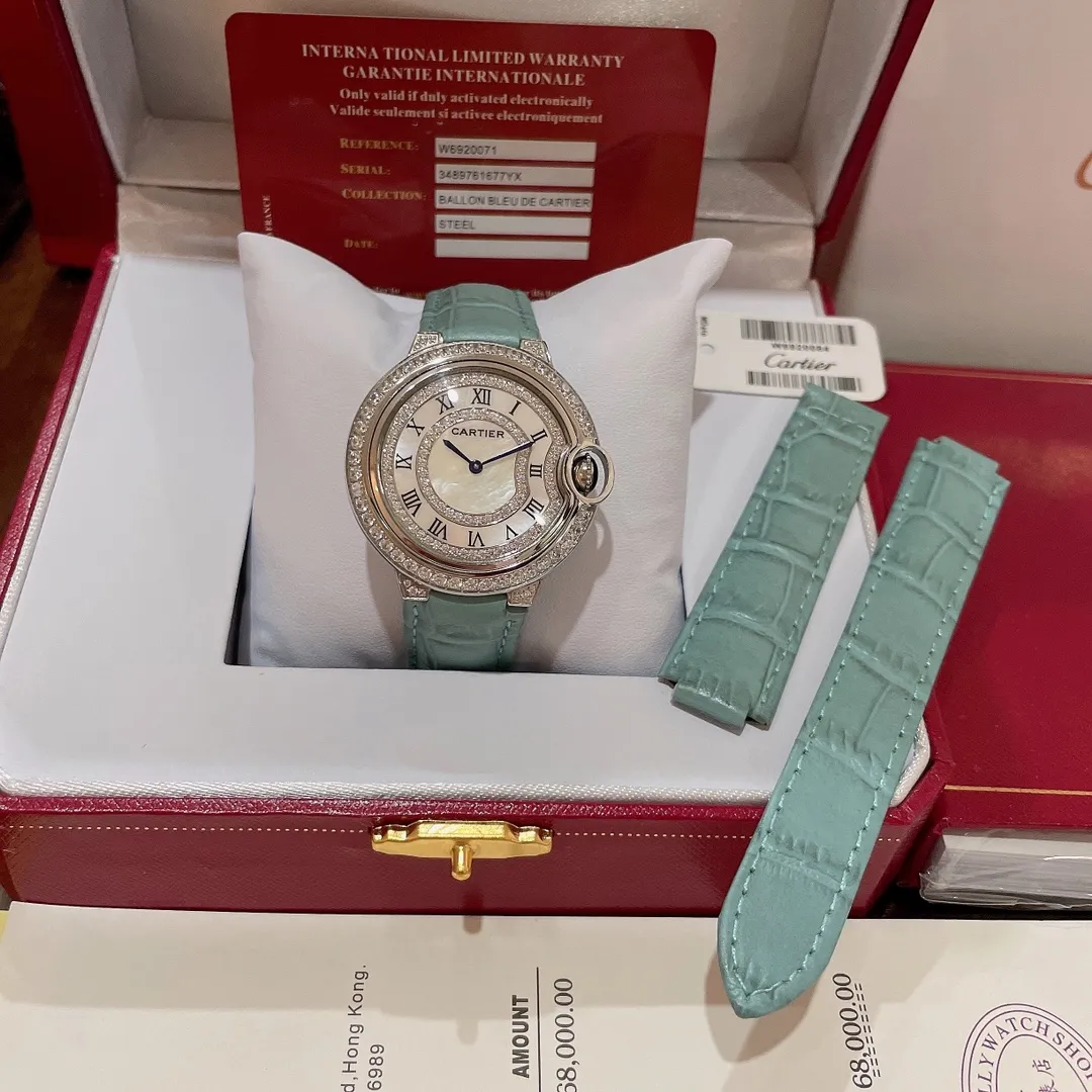 【Purchasing quality】💰1720! Actual shot of Cartier women's watch in spring and summer ice 🧊 new blue color, perfect healing color/very spring and summer color ✨ Bamboo pattern calfskin, not too small and fresh, the key is to be super high-end ❗️ with hand-inlaid diamond face, sun, moon and stars 🌃 The dial is super luxurious, the real thing is super beautiful 💋Swiss quartz, size 36mm, highly recommended to buy! Look for exclusive high quality.