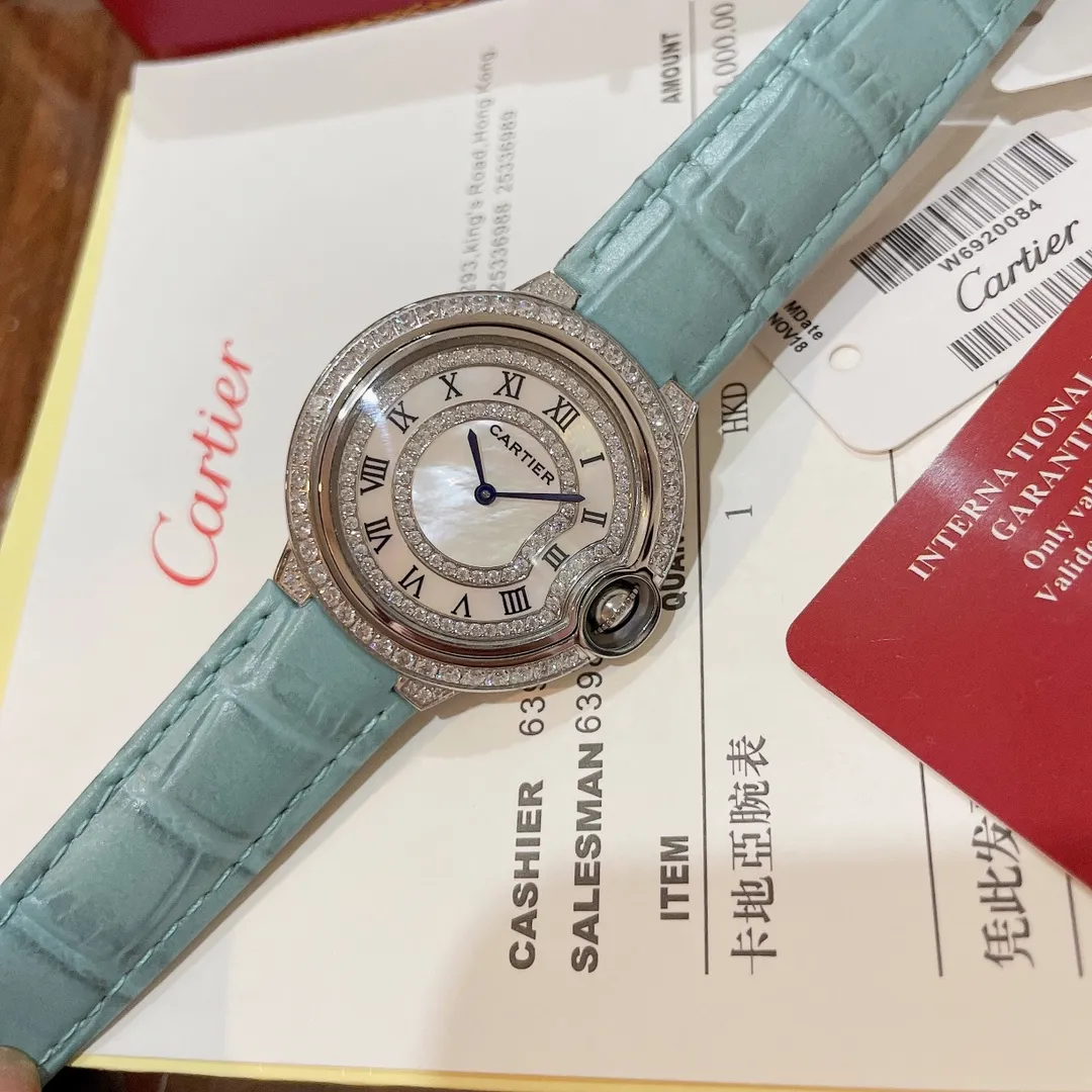 【Purchasing quality】💰1720! Actual shot of Cartier women's watch in spring and summer ice 🧊 new blue color, perfect healing color/very spring and summer color ✨ Bamboo pattern calfskin, not too small and fresh, the key is to be super high-end ❗️ with hand-inlaid diamond face, sun, moon and stars 🌃 The dial is super luxurious, the real thing is super beautiful 💋Swiss quartz, size 36mm, highly recommended to buy! Look for exclusive high quality.