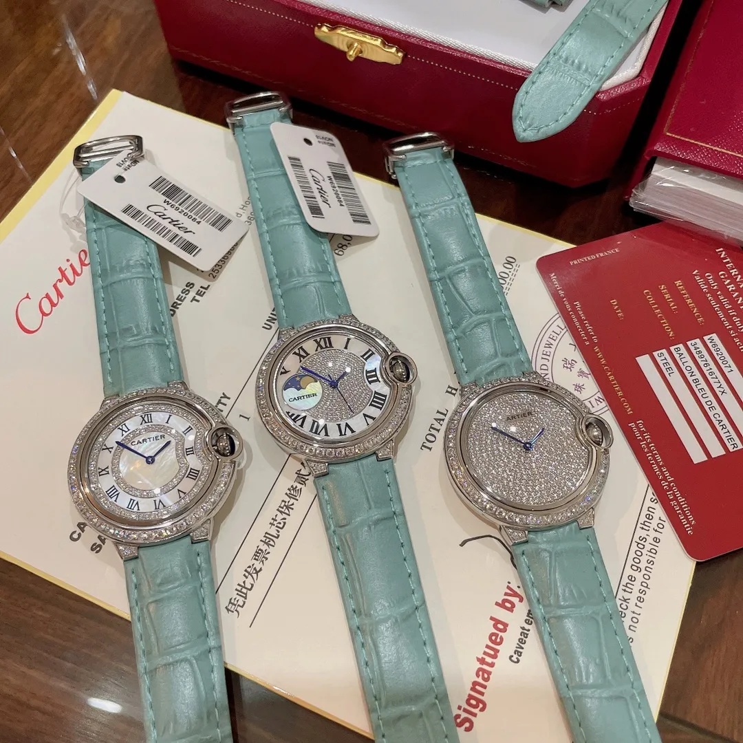 【Purchasing quality】💰1720! Actual shot of Cartier women's watch in spring and summer ice 🧊 new blue color, perfect healing color/very spring and summer color ✨ Bamboo pattern calfskin, not too small and fresh, the key is to be super high-end ❗️ with hand-inlaid diamond face, sun, moon and stars 🌃 The dial is super luxurious, the real thing is super beautiful 💋Swiss quartz, size 36mm, highly recommended to buy! Look for exclusive high quality.