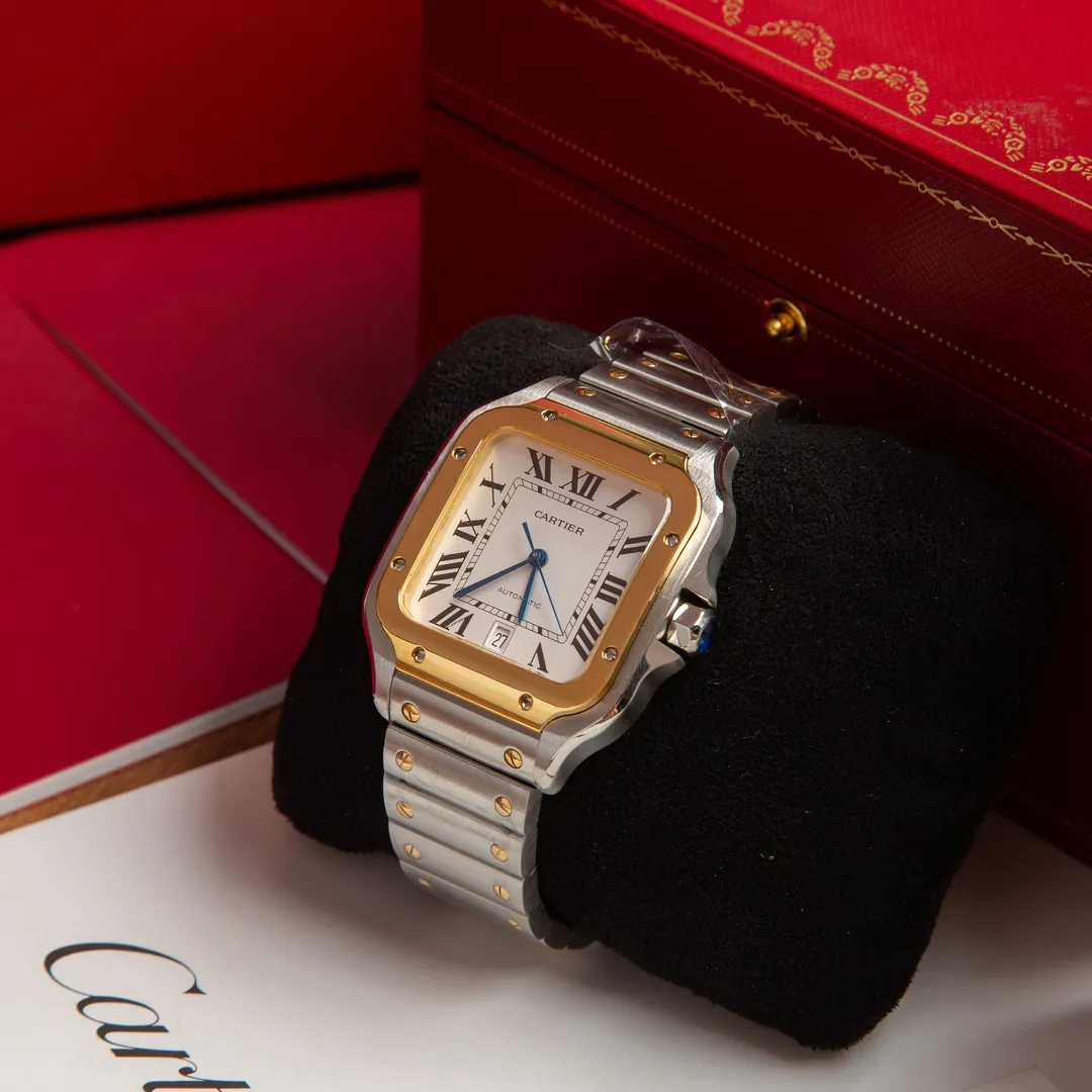 【High-end replica】💰1300! 【Customized all-in-one machine】💰1900! 【Top Replica】💰Private chat! The Cartier Santos de Cartier watch can be said to be the world's first real watch. It has a history of a hundred years. In 1904, Cartier launched a watch that could be worn on the wrist and named it after his close friend Santos. This is the origin of the Santos watch. The so-called "watches" at that time were just some "expedient" watches, which were pocket watches tied to the wrist, with the crown still at 12 o'clock! Santos' pioneering design places the crown at 3 o'clock and inlays a natural spinel on the crown. The blue light has captured the hearts of countless consumers to this day. What I bring to you today is the latest upgraded model of Santos in 2018. It has a new technology upgraded quick-release device. You can remove and remove the strap with just a tap of your hands without any tools. The patented technology is unique, 40mm watch diameter, equipped with original SW200 movement, sapphire glass, 100m waterproof, and shipped with the latest black box from the counter! Great gift for personal use