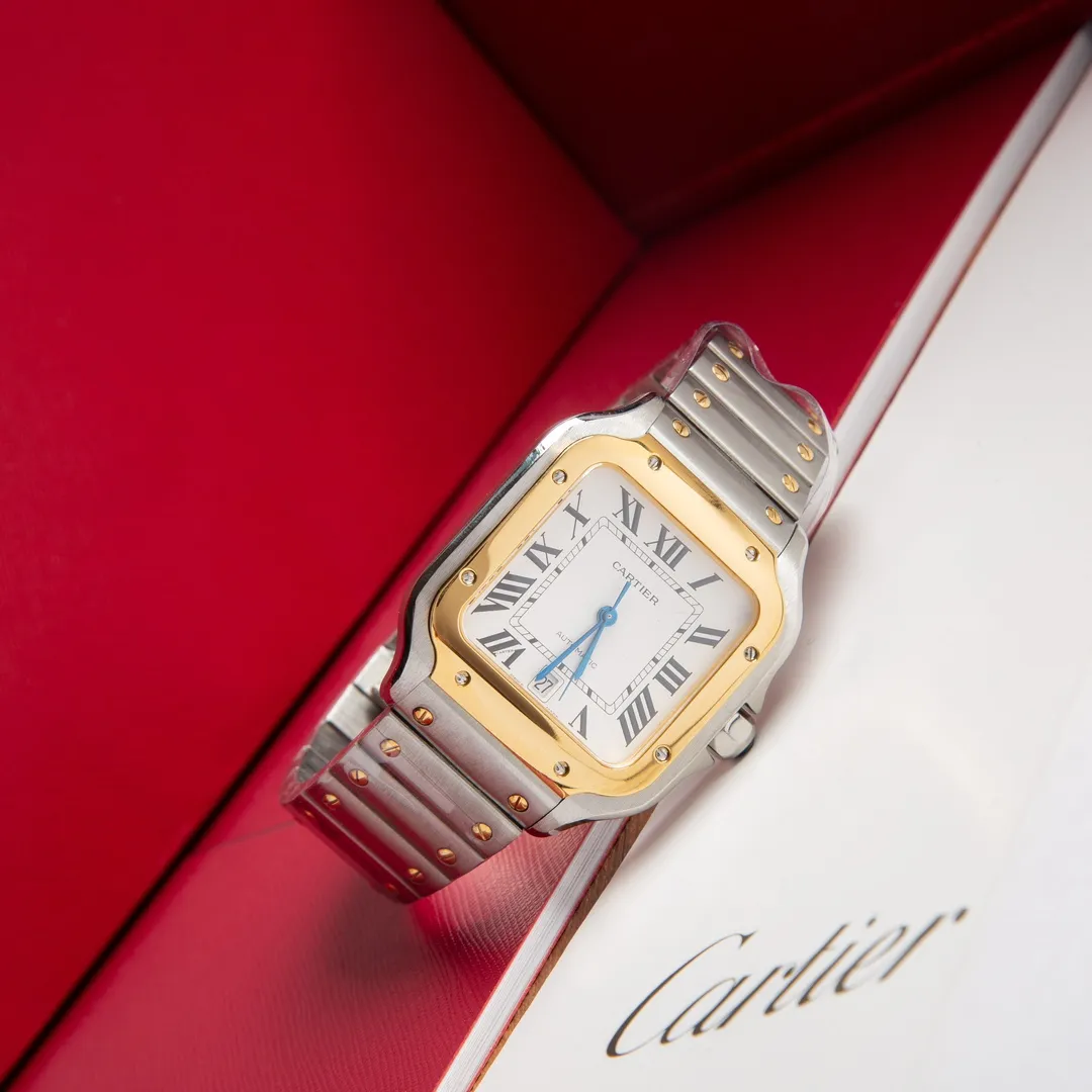 【High-end replica】💰1300! 【Customized all-in-one machine】💰1900! 【Top Replica】💰Private chat! The Cartier Santos de Cartier watch can be said to be the world's first real watch. It has a history of a hundred years. In 1904, Cartier launched a watch that could be worn on the wrist and named it after his close friend Santos. This is the origin of the Santos watch. The so-called "watches" at that time were just some "expedient" watches, which were pocket watches tied to the wrist, with the crown still at 12 o'clock! Santos' pioneering design places the crown at 3 o'clock and inlays a natural spinel on the crown. The blue light has captured the hearts of countless consumers to this day. What I bring to you today is the latest upgraded model of Santos in 2018. It has a new technology upgraded quick-release device. You can remove and remove the strap with just a tap of your hands without any tools. The patented technology is unique, 40mm watch diameter, equipped with original SW200 movement, sapphire glass, 100m waterproof, and shipped with the latest black box from the counter! Great gift for personal use