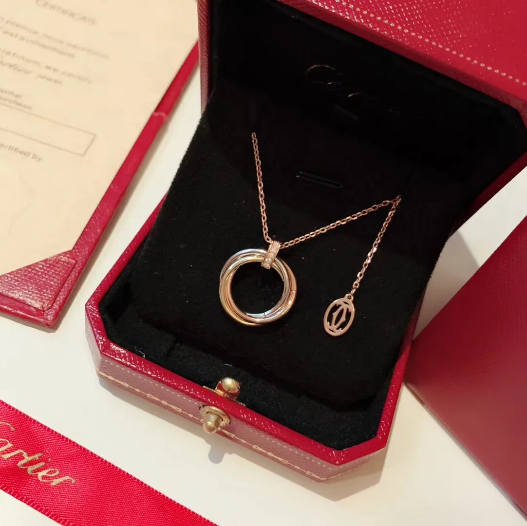 【Purchasing quality】💰360! Cartier Trinity series three-color gold three-ring necklace, classic and durable, versatile. Selected from Germany imported s925 sterling silver material, electroplated with ultra-thick gold. Authentic and consistent. Rose gold, super versatile and whitening necklace.