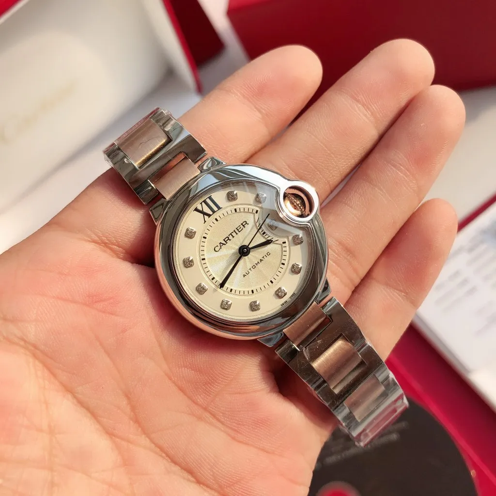 【Customized all-in-one machine】💰2360! 【Top replica】💰3300! Cartier 33mm blue balloon arrives! The exclusive quality of the classic blue balloon, a must-have model for goddesses. Highlight 1: The case is slender, the body has beautiful curvature, the lines are clear and full, the crown is in the middle, and the thickness of the body is only 10.8mm [strong] Highlight 2: The color of the crown appears sapphire blue under natural light and ruby red under the luminous pen. This technology is first used in the Citizen movement version [strong] Highlight 3: Same core as the big manufacturer, equipped with high-end women's mechanical movement Seiko NH05. This movement is widely used in women's models from big manufacturers, with excellent performance [strong] Highlight 4: Sapphire mirror, five-layer fisheye sapphire glass mirror, gracefully positioned crescent edge on the head, the slope and curvature are consistent with the original [strong] Highlight 5: Steel-band oscillating screws, using synchronous technology from big manufacturers, order original synchronous oscillating screws at a high price [strong] Based on the above-mentioned details, the overall shell shape and appearance lines are exquisite, with a high degree of integration and a number of high-end craftsmanship integrated into one, making it attractive for those who prefer low-cost products [Seduce]