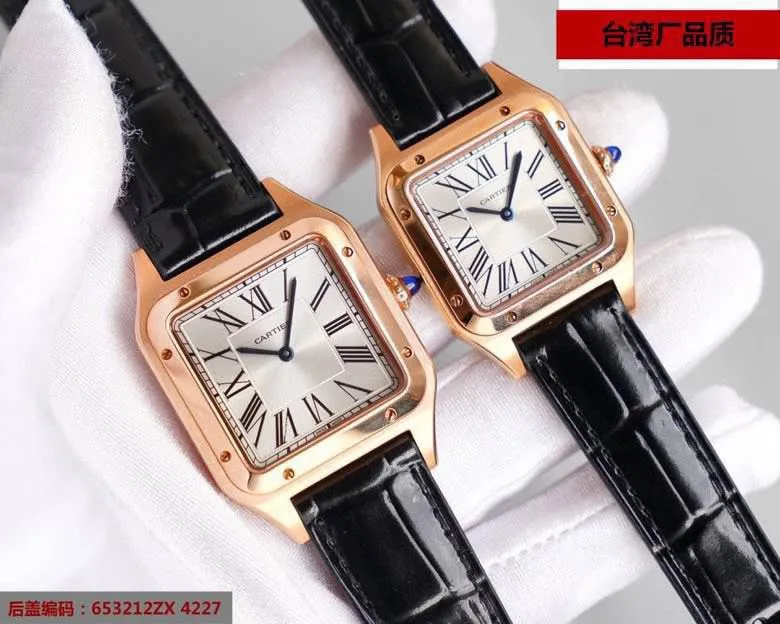 【Customized all-in-one machine】💰1720! Cartier Dumont series belt watch is a true one-to-one replica. We use a more film-resistant fine steel version. Material: top-grade 904 steel. The size and details are synchronized with the counter. Literally: porcelain molding on the steel bottom, clear and clean. Pointer: Blue needle on the grill rod, which will never change color. Mirror surface: Micro-arched sapphire glass, concave and convex, crystal clear, cut-resistant and wear-resistant. Imported cowhide strap! Medium size 31, small size 27,