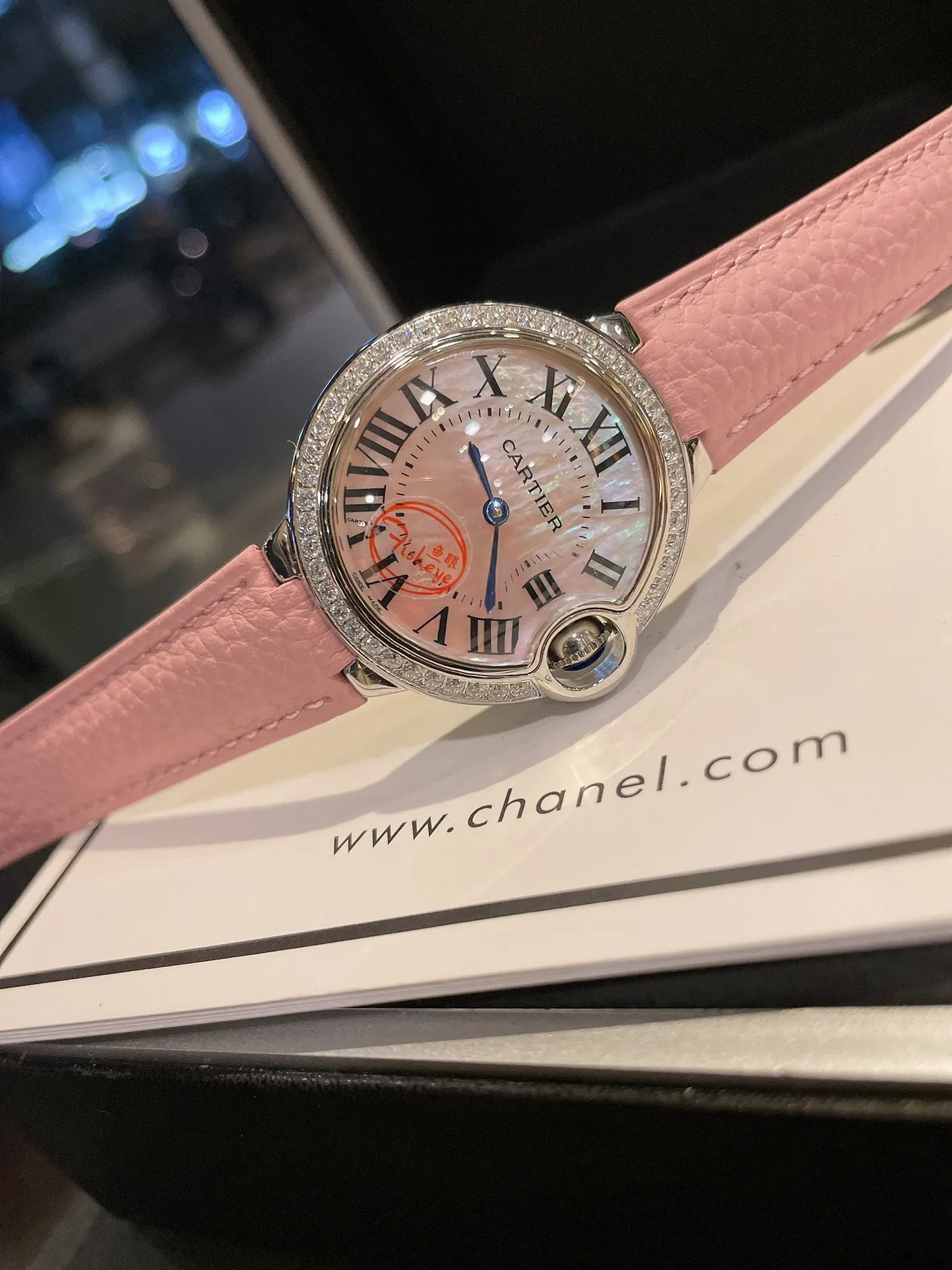 【High-end replica】💰1040! Cartier Blue Balloon, exquisite 33mm quartz watch, traditional three-hand design, starry sky running, time flowing, special craftsmanship with diamonds, perfect personality, matched with fish-eye sapphire glass, using Swiss original Swiss quartz movement, accurate travel time, imported high-gloss cowhide leather belt, original folding buckle, look for high-quality complete package and wear warranty card hangtag.