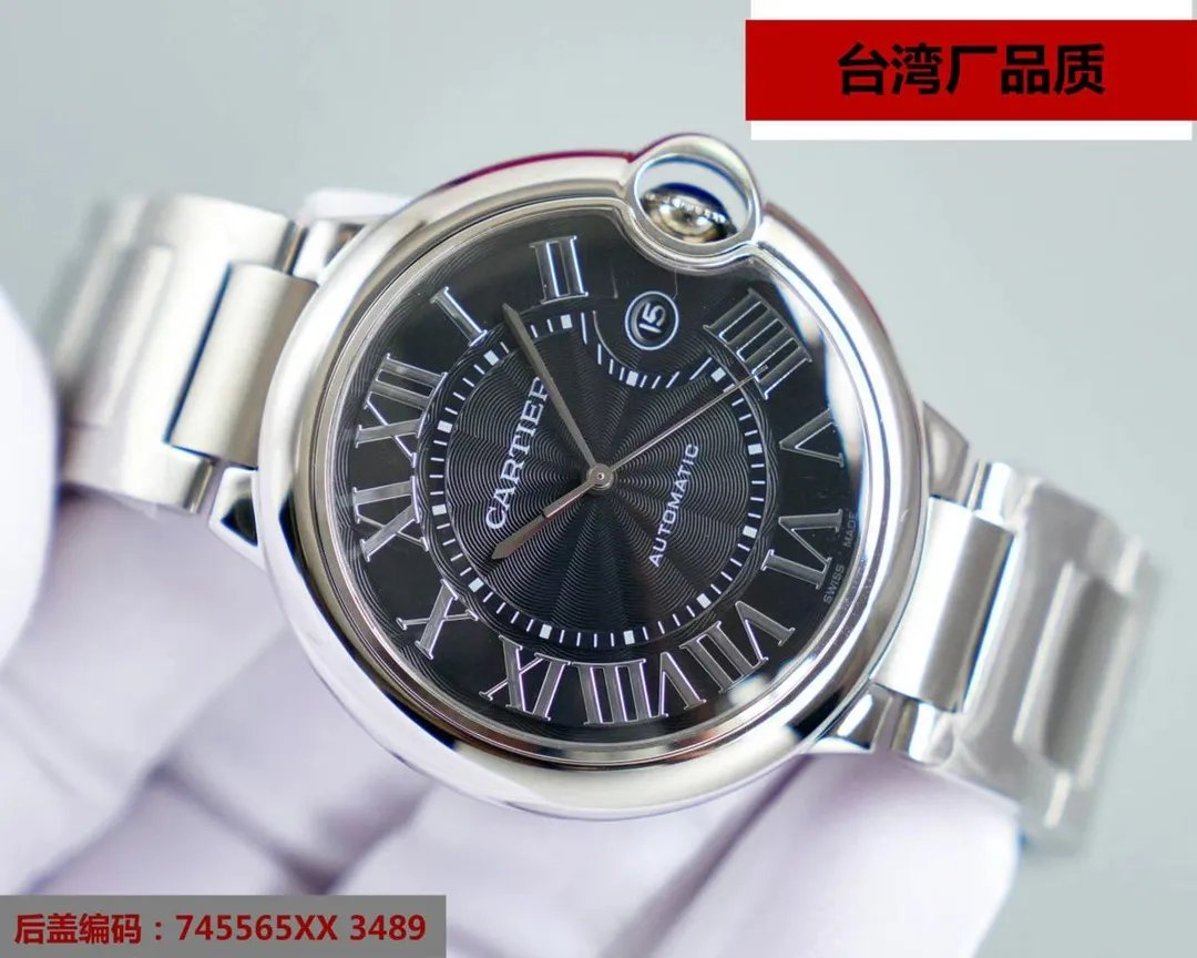 【Top replica】💰2800! This series of watches is famous for its delicate style and elegant style in the Cartier watchmaking industry. Of course, this watch must have such characteristics. The color of the stainless steel case makes the watch as light as a balloon, and the blue crown seems to have disobediently deviated from the original planned trajectory, like a playful couple. The Roman numerals on the dial look retro and deep, decorated with guilloche patterns and sword-shaped hands. The entire watch gives people a delicate and considerate feel. Isn’t this what couples need? Built-in: Japan's Citizen fully automatic machine, also with Swiss quartz, water drop (fish eye bubble) sapphire glass mirror, highly waterproof, burnt steel blue pointer color, curvature shape of the crown