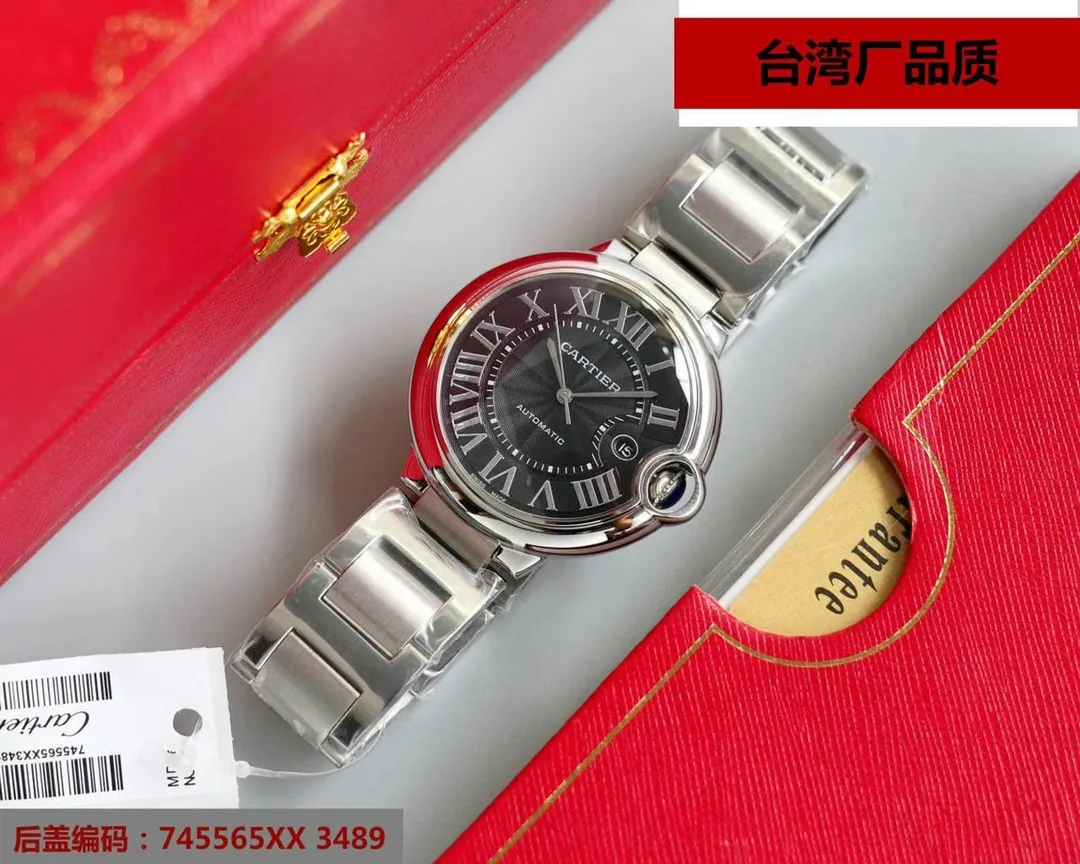 【Top replica】💰2800! This series of watches is famous for its delicate style and elegant style in the Cartier watchmaking industry. Of course, this watch must have such characteristics. The color of the stainless steel case makes the watch as light as a balloon, and the blue crown seems to have disobediently deviated from the original planned trajectory, like a playful couple. The Roman numerals on the dial look retro and deep, decorated with guilloche patterns and sword-shaped hands. The entire watch gives people a delicate and considerate feel. Isn’t this what couples need? Built-in: Japan's Citizen fully automatic machine, also with Swiss quartz, water drop (fish eye bubble) sapphire glass mirror, highly waterproof, burnt steel blue pointer color, curvature shape of the crown