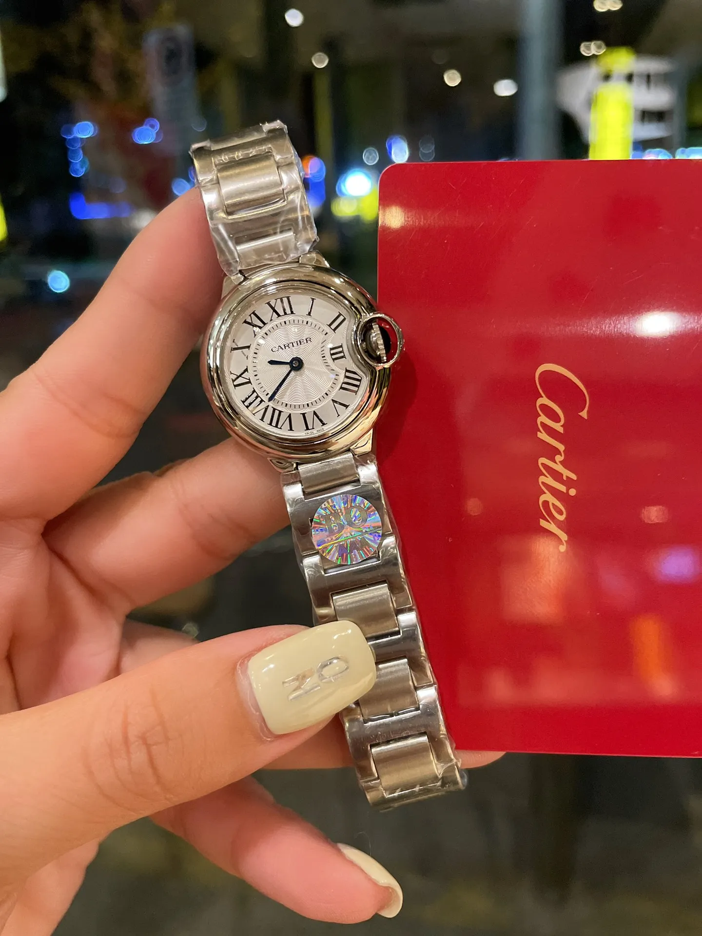 【Foreign trade import】💰960! Cartier Blue Balloon 28mm pearl shell plate, a big hit‼ ️One of the hottest styles in the world! A classic that can carry the years and never go out of style! ! The movement is quartz. Cartier, the world's top jewelry and watch brand, has produced many classics in its long brand history, such as legendary series of watches such as Santos and Tank. The most popular style of Cartier watches in recent years is undoubtedly the Ballon Bleu. With its ultra-thin body and light texture, the ultra-thin watch interprets the usual elegance of the Blue Balloon watch series to the extreme.