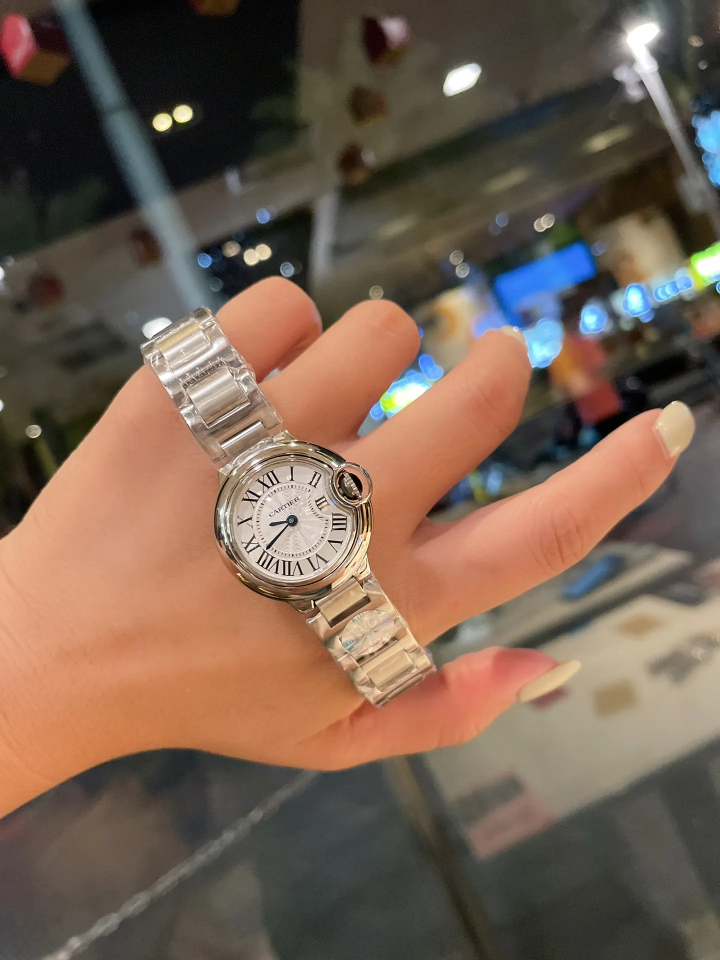 【Foreign trade import】💰960! Cartier Blue Balloon 28mm pearl shell plate, a big hit‼ ️One of the hottest styles in the world! A classic that can carry the years and never go out of style! ! The movement is quartz. Cartier, the world's top jewelry and watch brand, has produced many classics in its long brand history, such as legendary series of watches such as Santos and Tank. The most popular style of Cartier watches in recent years is undoubtedly the Ballon Bleu. With its ultra-thin body and light texture, the ultra-thin watch interprets the usual elegance of the Blue Balloon watch series to the extreme.