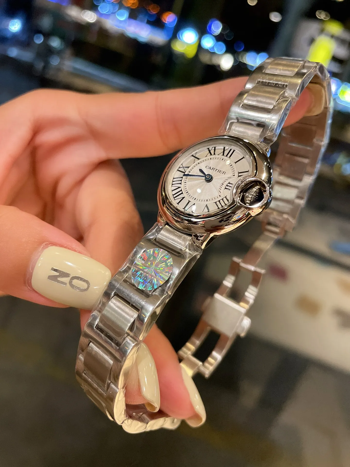 【Foreign trade import】💰960! Cartier Blue Balloon 28mm pearl shell plate, a big hit‼ ️One of the hottest styles in the world! A classic that can carry the years and never go out of style! ! The movement is quartz. Cartier, the world's top jewelry and watch brand, has produced many classics in its long brand history, such as legendary series of watches such as Santos and Tank. The most popular style of Cartier watches in recent years is undoubtedly the Ballon Bleu. With its ultra-thin body and light texture, the ultra-thin watch interprets the usual elegance of the Blue Balloon watch series to the extreme.