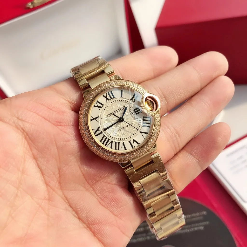 【Customized all-in-one machine】💰2760! 【Top Replica】💰3700! Cartier 33mm blue balloon arrives! The exclusive quality of the classic blue balloon, a must-have model for goddesses. Highlight 1: The case is slender, the body has beautiful curvature, the lines are clear and full, the crown is in the middle, and the thickness of the body is only 10.8mm [strong] Highlight 2: The color of the crown appears sapphire blue under natural light and ruby red under the luminous pen. This technology is first used in the Citizen movement version [strong] Highlight 3: Same core as the big manufacturer, equipped with high-end women's mechanical movement Seiko NH05. This movement is widely used in women's models from big manufacturers, with excellent performance [strong] Highlight 4: Sapphire mirror, five-layer fisheye sapphire glass mirror, gracefully positioned crescent edge on the head, the slope and curvature are consistent with the original [strong] Highlight 5: Steel-band oscillating screws, using synchronous technology from big manufacturers, order original synchronous oscillating screws at a high price [strong] Based on the above-mentioned details, the overall shell shape and appearance lines are exquisite, with a high degree of integration and a number of high-end craftsmanship integrated into one, making it attractive for those who prefer low-cost products [Seduce]