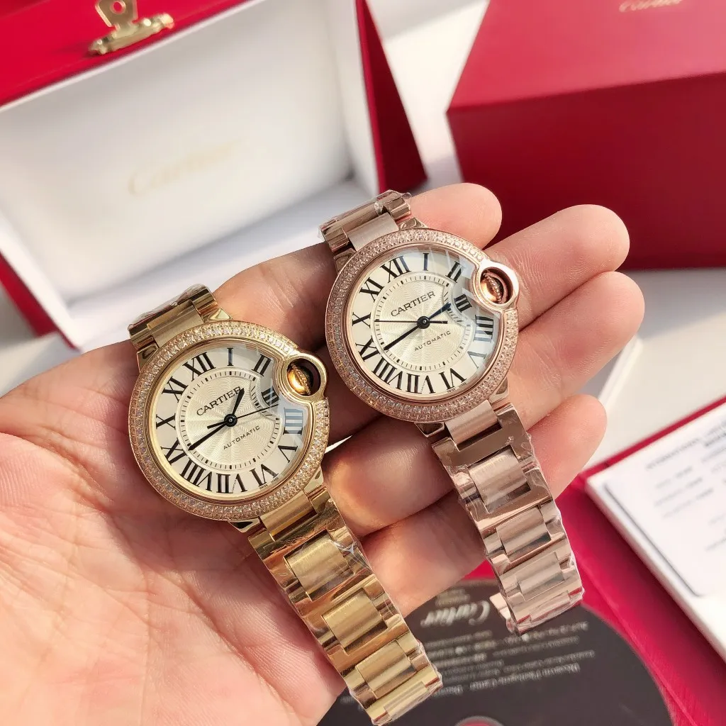 【Customized all-in-one machine】💰2760! 【Top Replica】💰3700! Cartier 33mm blue balloon arrives! The exclusive quality of the classic blue balloon, a must-have model for goddesses. Highlight 1: The case is slender, the body has beautiful curvature, the lines are clear and full, the crown is in the middle, and the thickness of the body is only 10.8mm [strong] Highlight 2: The color of the crown appears sapphire blue under natural light and ruby red under the luminous pen. This technology is first used in the Citizen movement version [strong] Highlight 3: Same core as the big manufacturer, equipped with high-end women's mechanical movement Seiko NH05. This movement is widely used in women's models from big manufacturers, with excellent performance [strong] Highlight 4: Sapphire mirror, five-layer fisheye sapphire glass mirror, gracefully positioned crescent edge on the head, the slope and curvature are consistent with the original [strong] Highlight 5: Steel-band oscillating screws, using synchronous technology from big manufacturers, order original synchronous oscillating screws at a high price [strong] Based on the above-mentioned details, the overall shell shape and appearance lines are exquisite, with a high degree of integration and a number of high-end craftsmanship integrated into one, making it attractive for those who prefer low-cost products [Seduce]