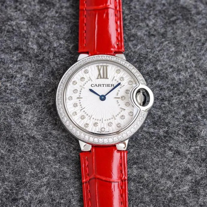 【Taiwan Factory】💰1920! 【Top replica】💰2900! Taiwan Factory Blue Balloon produces a series of Swiss quartz watches with complete sizes of 36mm, 33mm, and 28mm. This series of watches is famous for its delicate style and elegant style in the Cartier watchmaking industry. Of course, this watch must have such characteristics. The color of the stainless steel case makes the watch as light as a balloon, and the blue crown seems to have disobediently deviated from the original planned trajectory, like a playful couple. The Roman numerals on the dial look retro and deep, decorated with guilloche patterns and sword-shaped hands. The entire watch gives people a delicate and considerate feel. Isn’t this what couples need? Built-in: imported Swiss quartz movement, water drop (fish eye bubble) sapphire mirror, highly waterproof, burnt steel blue pointer color, curvature shape of the crown