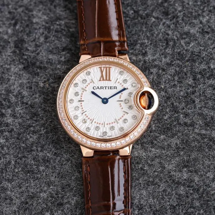 【Taiwan Factory】💰1920! 【Top replica】💰2900! Taiwan Factory Blue Balloon produces a series of Swiss quartz watches with complete sizes of 36mm, 33mm, and 28mm. This series of watches is famous for its delicate style and elegant style in the Cartier watchmaking industry. Of course, this watch must have such characteristics. The color of the stainless steel case makes the watch as light as a balloon, and the blue crown seems to have disobediently deviated from the original planned trajectory, like a playful couple. The Roman numerals on the dial look retro and deep, decorated with guilloche patterns and sword-shaped hands. The entire watch gives people a delicate and considerate feel. Isn’t this what couples need? Built-in: imported Swiss quartz movement, water drop (fish eye bubble) sapphire mirror, highly waterproof, burnt steel blue pointer color, curvature shape of the crown