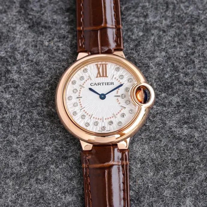 【Taiwan Factory】💰1920! 【Top replica】💰2900! Taiwan Factory Blue Balloon produces a series of Swiss quartz watches with complete sizes of 36mm, 33mm, and 28mm. This series of watches is famous for its delicate style and elegant style in the Cartier watchmaking industry. Of course, this watch must have such characteristics. The color of the stainless steel case makes the watch as light as a balloon, and the blue crown seems to have disobediently deviated from the original planned trajectory, like a playful couple. The Roman numerals on the dial look retro and deep, decorated with guilloche patterns and sword-shaped hands. The entire watch gives people a delicate and considerate feel. Isn’t this what couples need? Built-in: imported Swiss quartz movement, water drop (fish eye bubble) sapphire mirror, highly waterproof, burnt steel blue pointer color, curvature shape of the crown