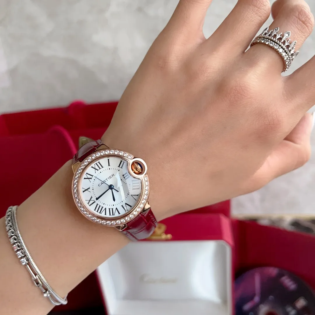 【Taiwan Factory】💰1920! 【Top replica】💰2900! Ballon Bleude Cartier Cartier blue balloon watch, imported Swiss quartz movement, haze silver sunburst surface, imported Italian calfskin strap, traditional K gold fire stamp pin buckle, quenched steel blue hands, spherical fisheye sapphire mirror, dial size 33mm, this picture is a real shot taken by the Taiwan factory!