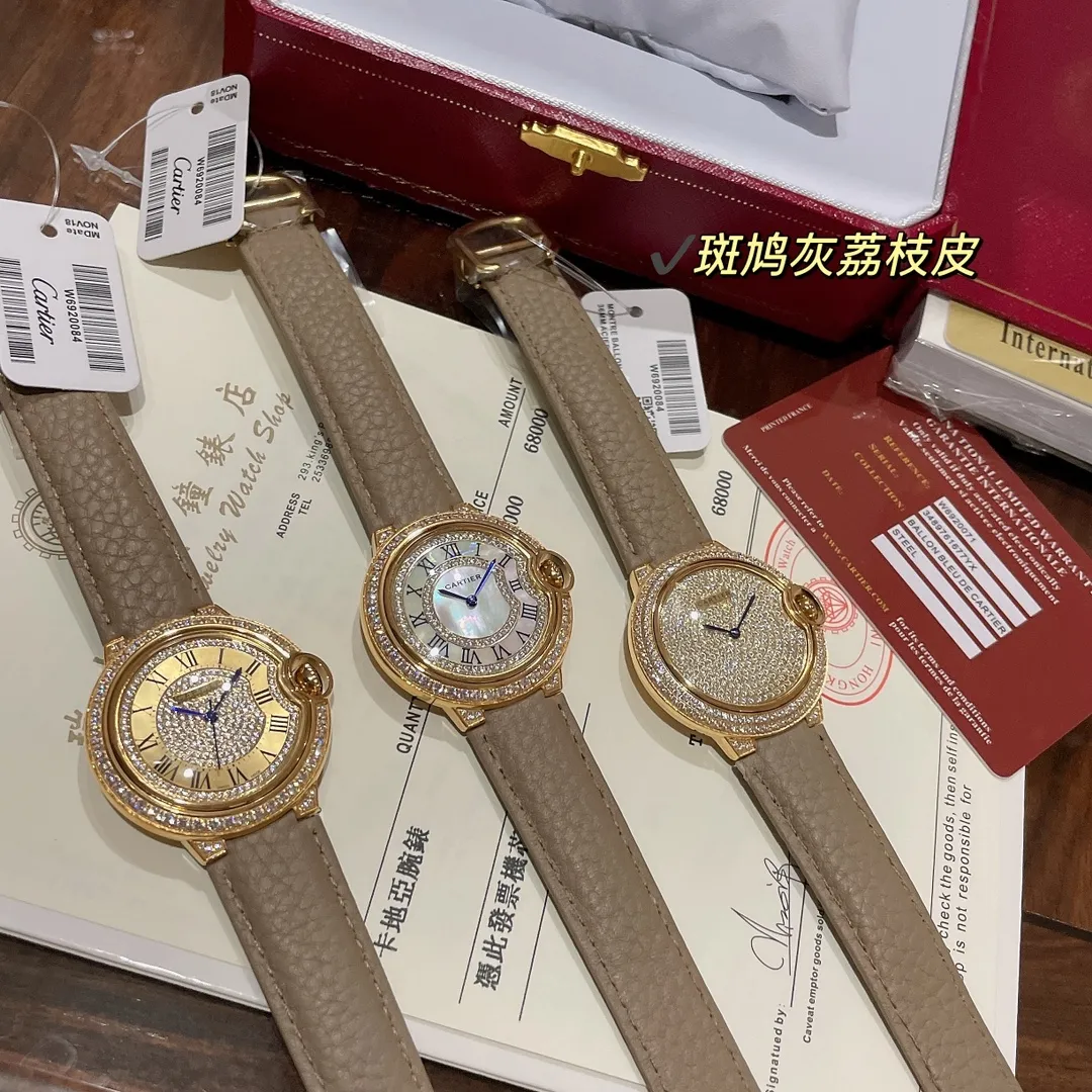 【High-end replica】💰1240! Actual shot of Cartier Blue Balloon 🆕 Turtle dove gray pebbled leather Limited edition color series arrived Gray has always been the darling of the fashion industry Popular color warm light tone Fairy color ☑️ a symbol of good taste! The saturation of the pebbled leather is just right, and the delicate sheepskin is super soft and comfortable to wear. The key is that it is super high-end ❗️ Cartier blue balloon gold diamond surface 💎 Full of luxury and nobility. The real thing is super beautiful 💋Swiss quartz size 36mm, look for the exclusive color series, highly recommended to buy!