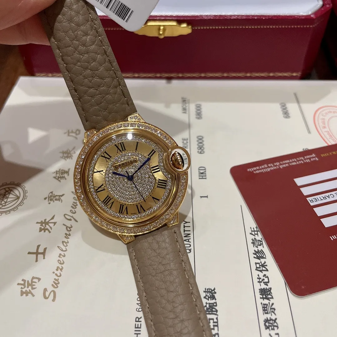 【High-end replica】💰1240! Actual shot of Cartier Blue Balloon 🆕 Turtle dove gray pebbled leather Limited edition color series arrived Gray has always been the darling of the fashion industry Popular color warm light tone Fairy color ☑️ a symbol of good taste! The saturation of the pebbled leather is just right, and the delicate sheepskin is super soft and comfortable to wear. The key is that it is super high-end ❗️ Cartier blue balloon gold diamond surface 💎 Full of luxury and nobility. The real thing is super beautiful 💋Swiss quartz size 36mm, look for the exclusive color series, highly recommended to buy!