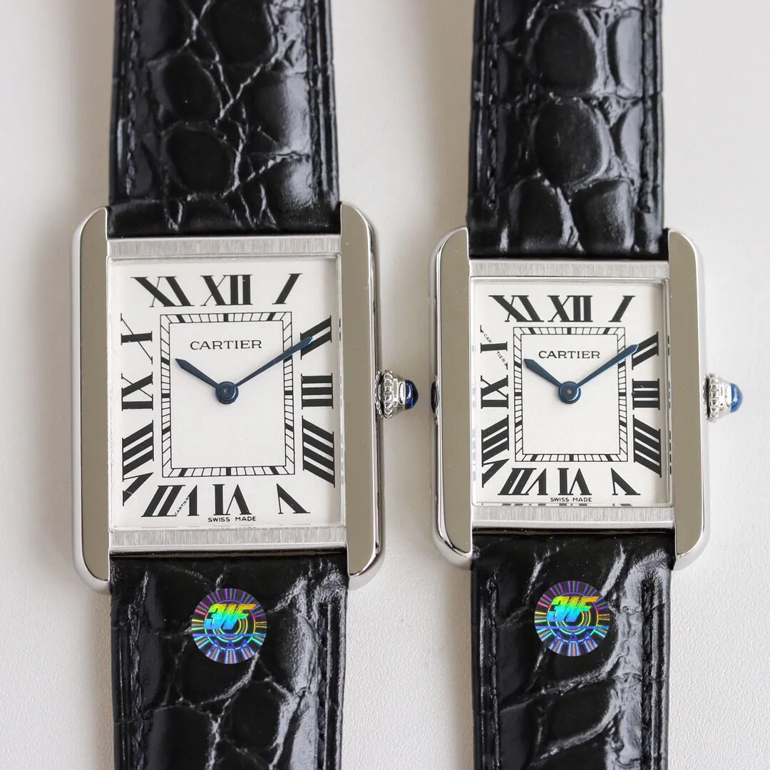 [High-end replica] 💰1160 each! 【Top replica】💰3300 each! Two models of Cartier Tank W5200003 and W5200005 were released at the same time. The couples' watches are large and small. They follow the previous replica plan and use original accessories to assemble to create a unique clone. It is equipped with an original imported Swiss quartz movement to compete with the original. Cartier TANK-SOLO invites all watch friends to appreciate it. [Case] ​​The square case contains the universe. It is very difficult to alternate between rounded corners and right angles in order to pursue the perfect effect. Every finished product reflects the watchmaker’s patience and perseverance in striving for excellence. [Wonderful details] The bullet-shaped spinel, silver-plated pearlescent dial and blued hands are all supplied by the original parts factory. Combined with other accessories, the degree of simulation can be matched by Xiongyu Nei [Watch strap] Italian calfskin, comfortable to wear, medium diameter size 34.8mmX27.4mm. Small diameter size: 31mmX24.4mm. Welcome friends to inquire and taste.