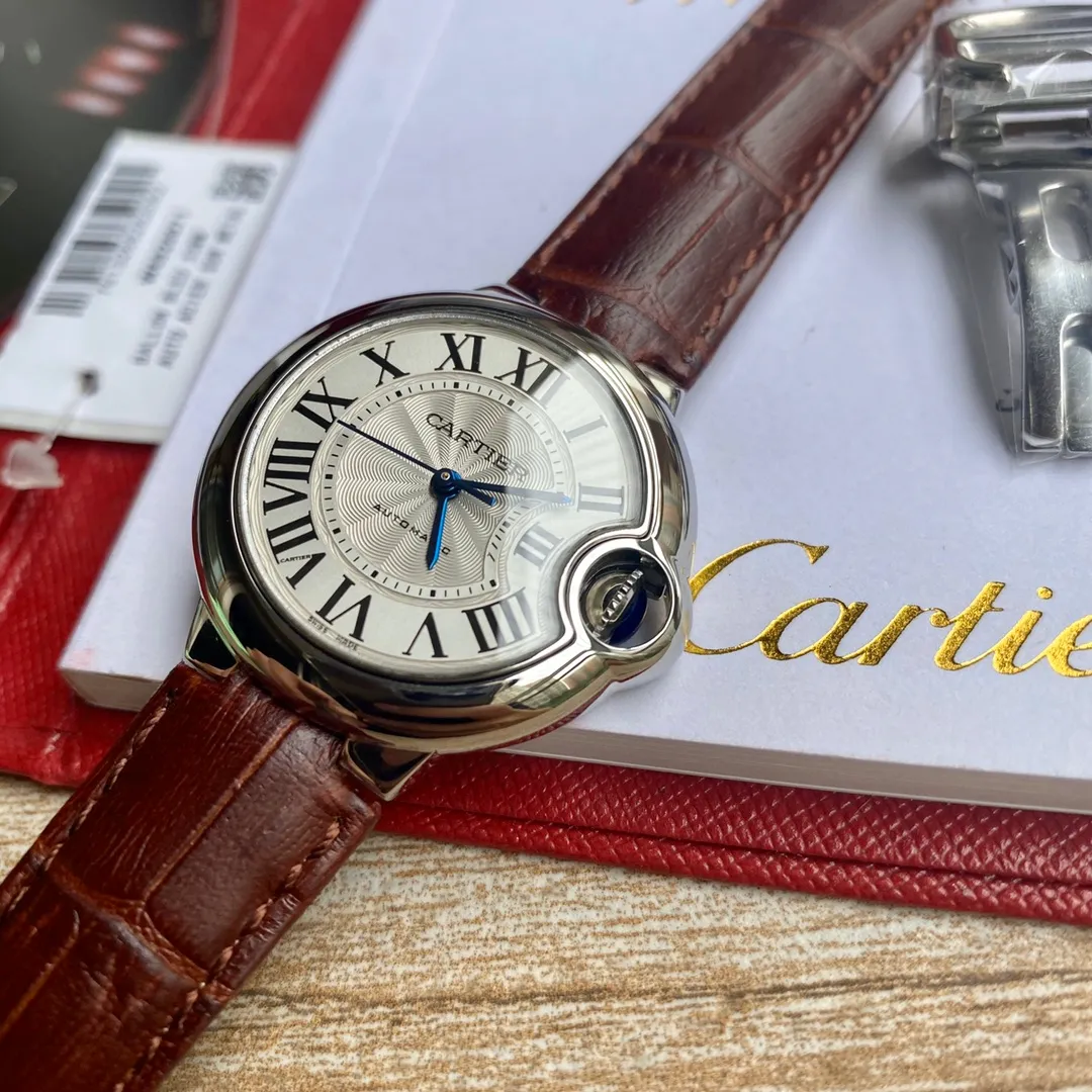 【High-end replica】💰1720! Cartier mechanical blue balloon, 33mm dial, please distinguish this from mechanical, mechanical, mechanical! Swiss imported ETA2671 movement, non-domestic performance ratio! The cost of machinery is many times higher than that of quartz, and the profit is not as good as that of quartz. But out of sentiment, after seeing various versions on the market, I decided to make the best version. It took more than half a year to search for original parts and movements, and I only came up with nearly a hundred of them! The next shipment will have to wait another half a year! The sapphire mirror dial, the deep blue spinel found throughout the factory and the original movement, the American alligator leather strap is the perfect heavyweight piece! So the details can stand up to careful consideration!