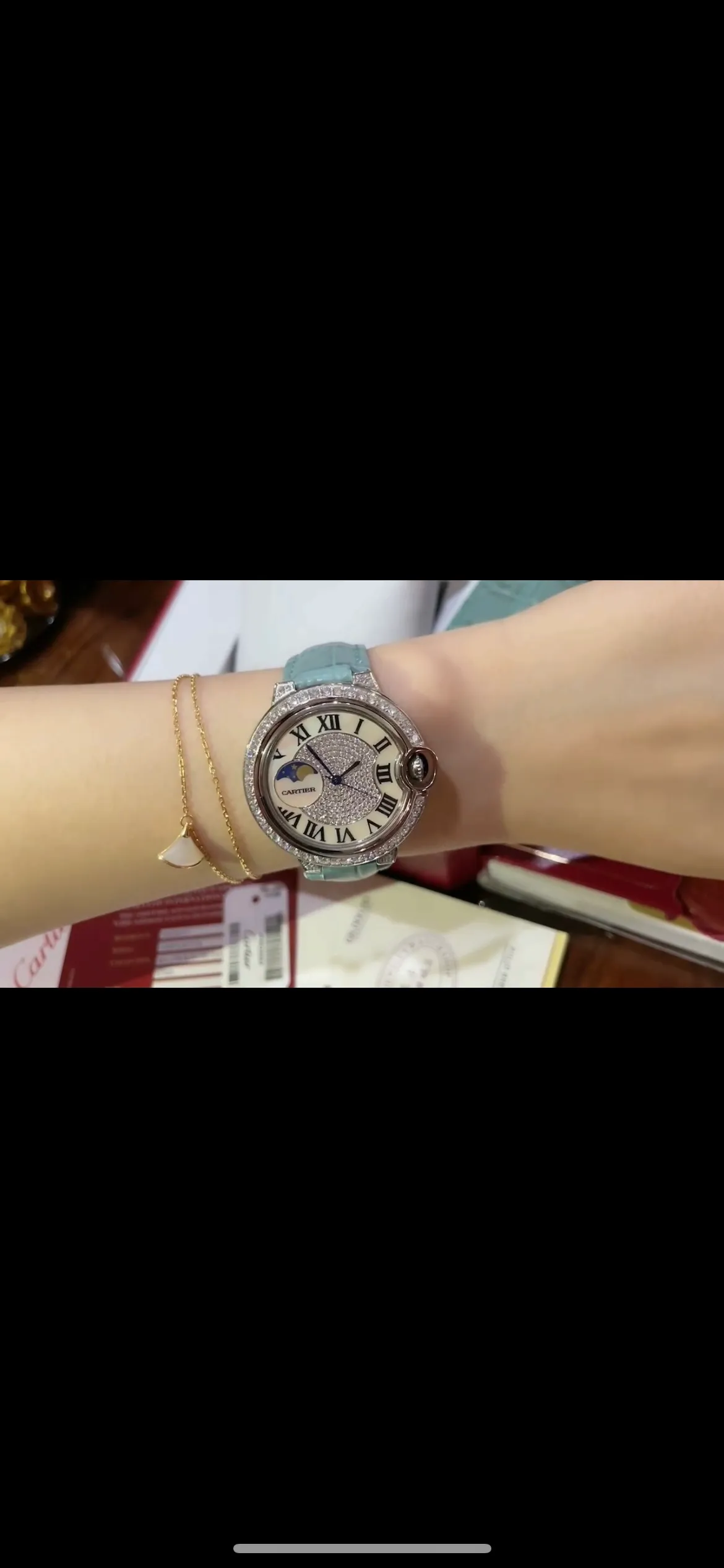 【Purchasing quality】💰1720! Actual shot of Cartier women's watch in spring and summer ice 🧊 new blue color, perfect healing color/very spring and summer color ✨ Bamboo pattern calfskin, not too small and fresh, the key is to be super high-end ❗️ with hand-inlaid diamond face, sun, moon and stars 🌃 The dial is super luxurious, the real thing is super beautiful 💋Swiss quartz, size 36mm, highly recommended to buy! Look for exclusive high quality.