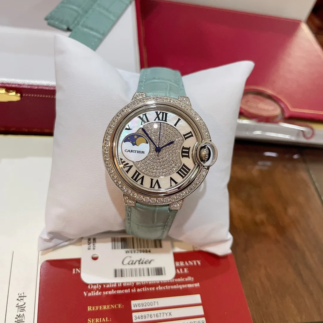 【Purchasing quality】💰1720! Actual shot of Cartier women's watch in spring and summer ice 🧊 new blue color, perfect healing color/very spring and summer color ✨ Bamboo pattern calfskin, not too small and fresh, the key is to be super high-end ❗️ with hand-inlaid diamond face, sun, moon and stars 🌃 The dial is super luxurious, the real thing is super beautiful 💋Swiss quartz, size 36mm, highly recommended to buy! Look for exclusive high quality.