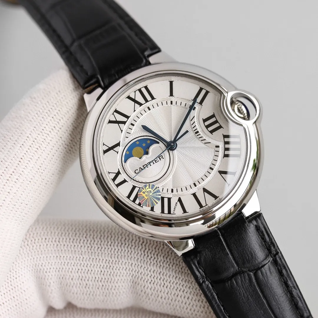 【Top Replica】💰3700! Taiwan TW, the classic Cartier Cartier Blue Balloon Series: It took 12 months to perfect the Cartier 1:1, KO3 dial with 9 digits showing the real moon phase and running 24 hours a day. It is equipped with an original imported fully automatic mechanical movement (zero repair), which is sleek and elegant, showing nobility. The men's model is 42mm. The stainless steel case has been polished by CNC to the extreme, and it is shiny. The level of detail is no less than that of the genuine article, perfectly embodying the unique charm of the original version, which is the soul selling point of the watch. The steel belt is exquisitely polished, and the effect is like a silver plate. The craftsmanship is rough but fine (polished and brushed). The overall luster is surging and flowing, showing the potential of top quality!